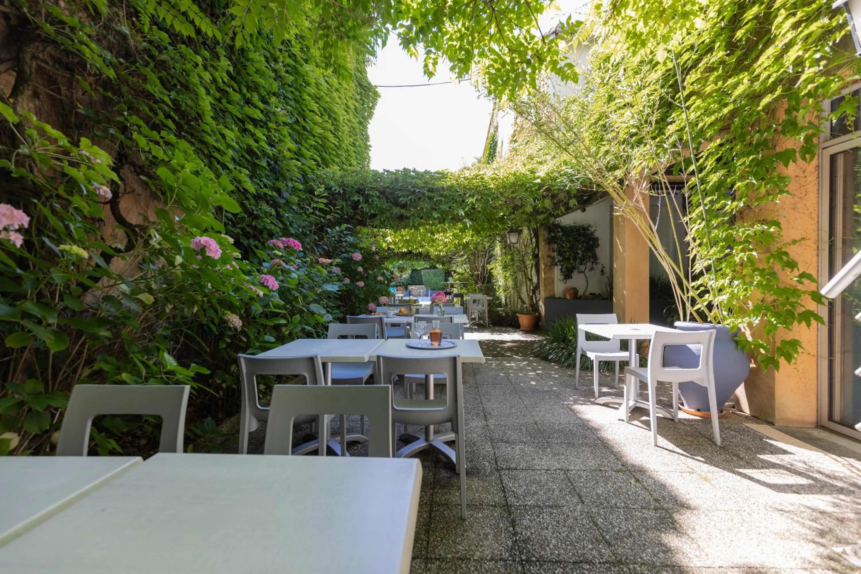 Patio in The Originals City, Hôtel de Bordeaux, Bergerac centre