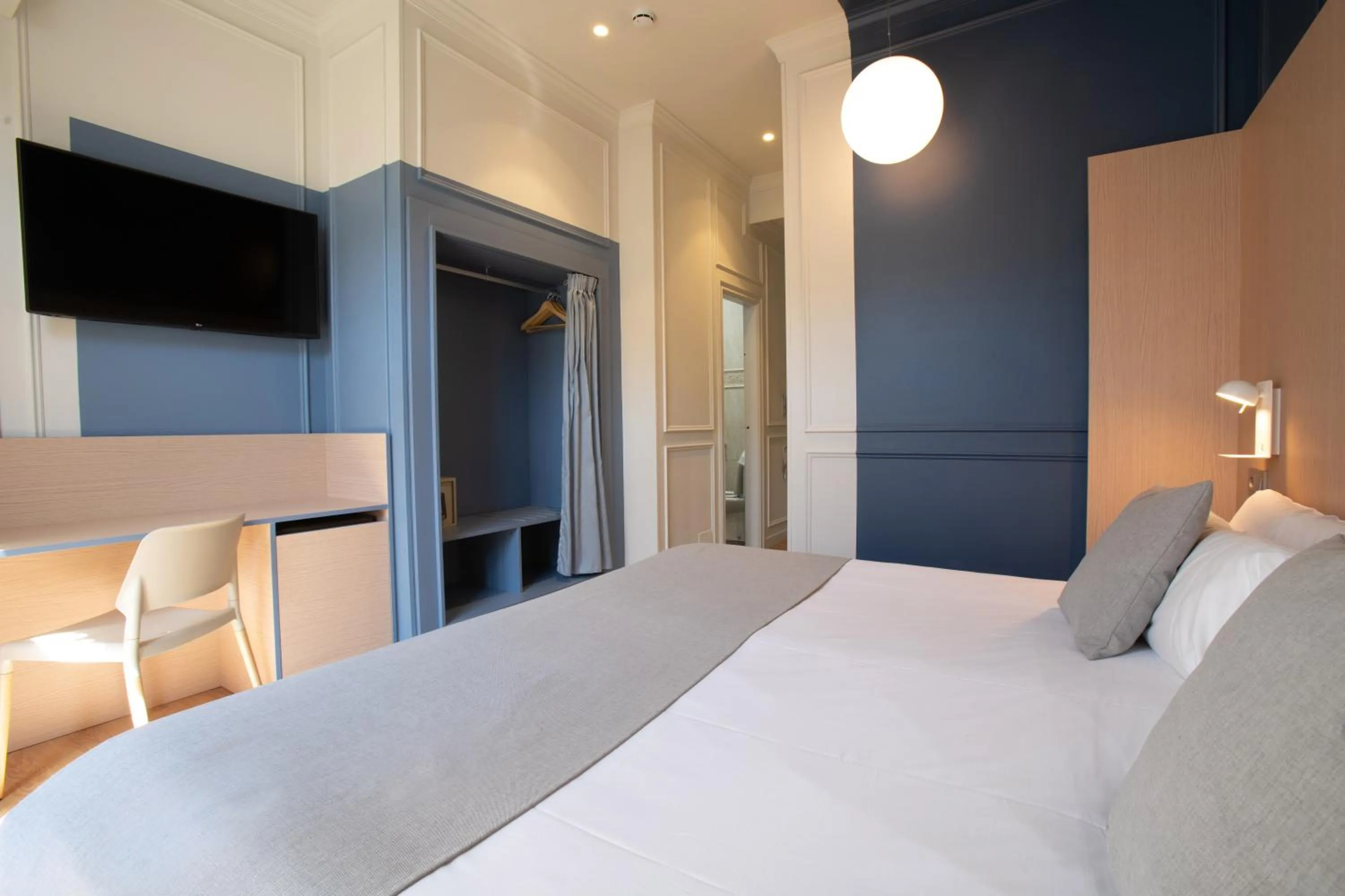 Photo of the whole room, Bed in Olympia Consul del Mar