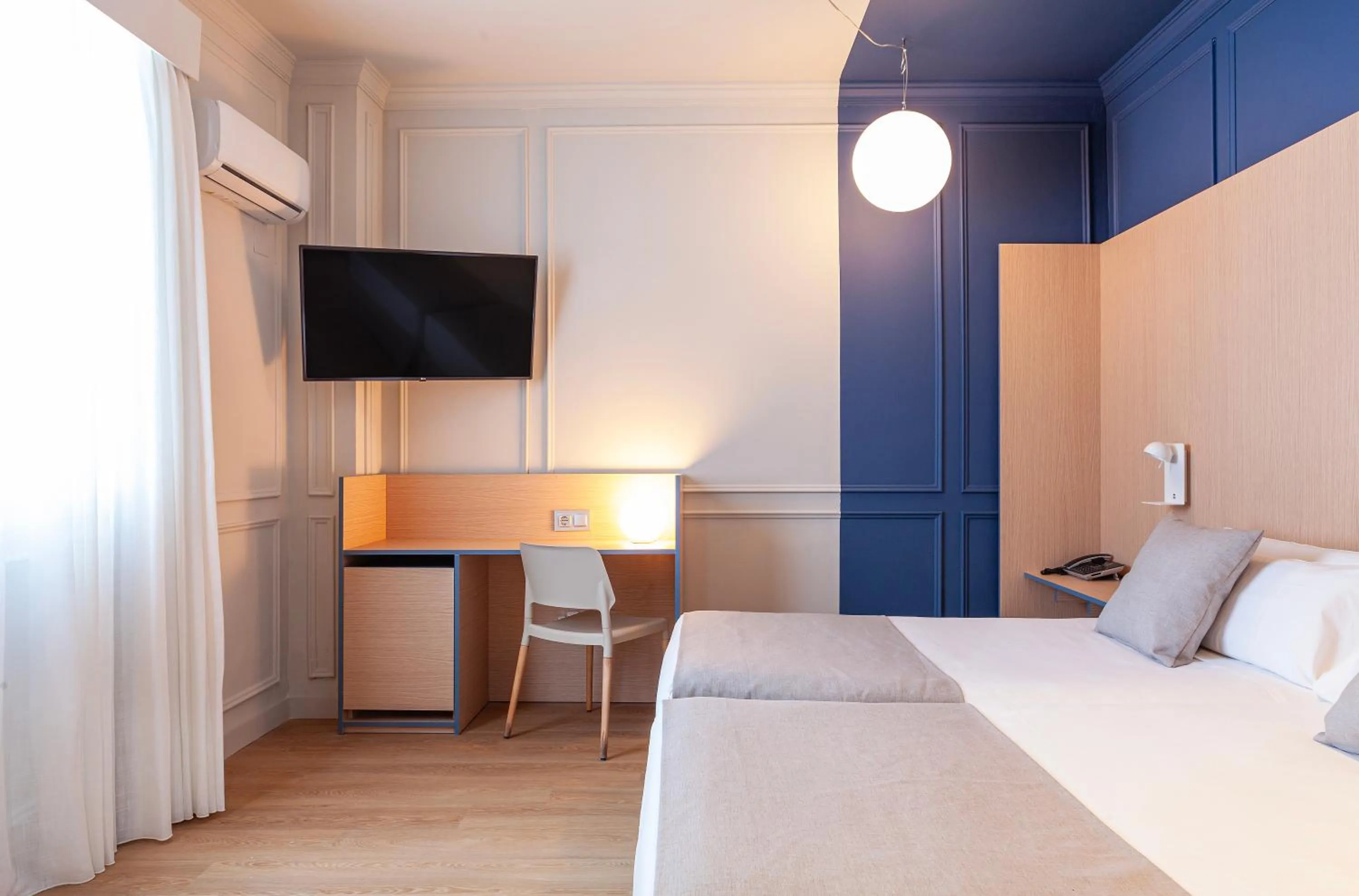 Photo of the whole room, Bed in Olympia Consul del Mar