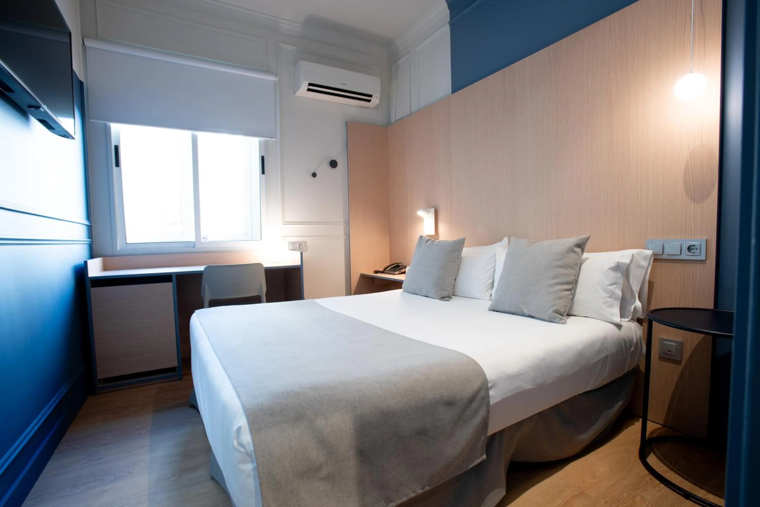 Photo of the whole room, Bed in Olympia Consul del Mar