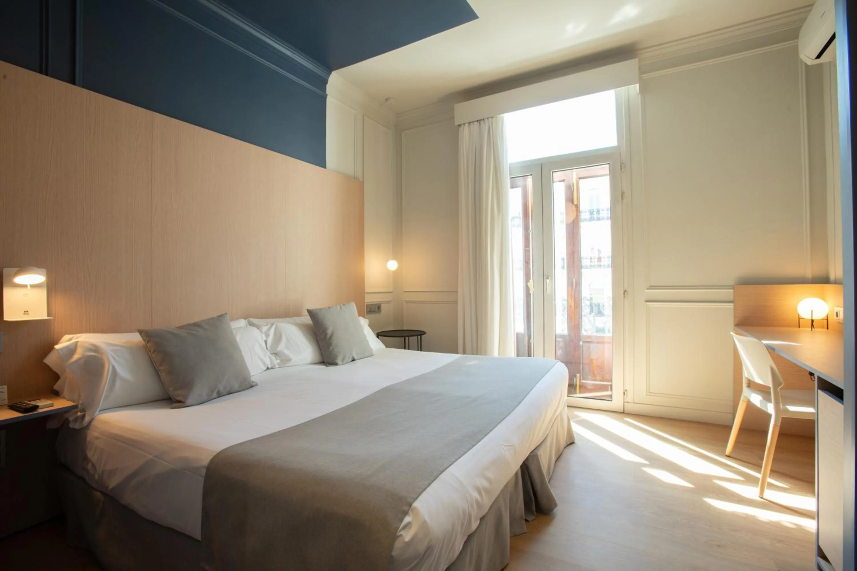 Photo of the whole room, Bed in Olympia Consul del Mar