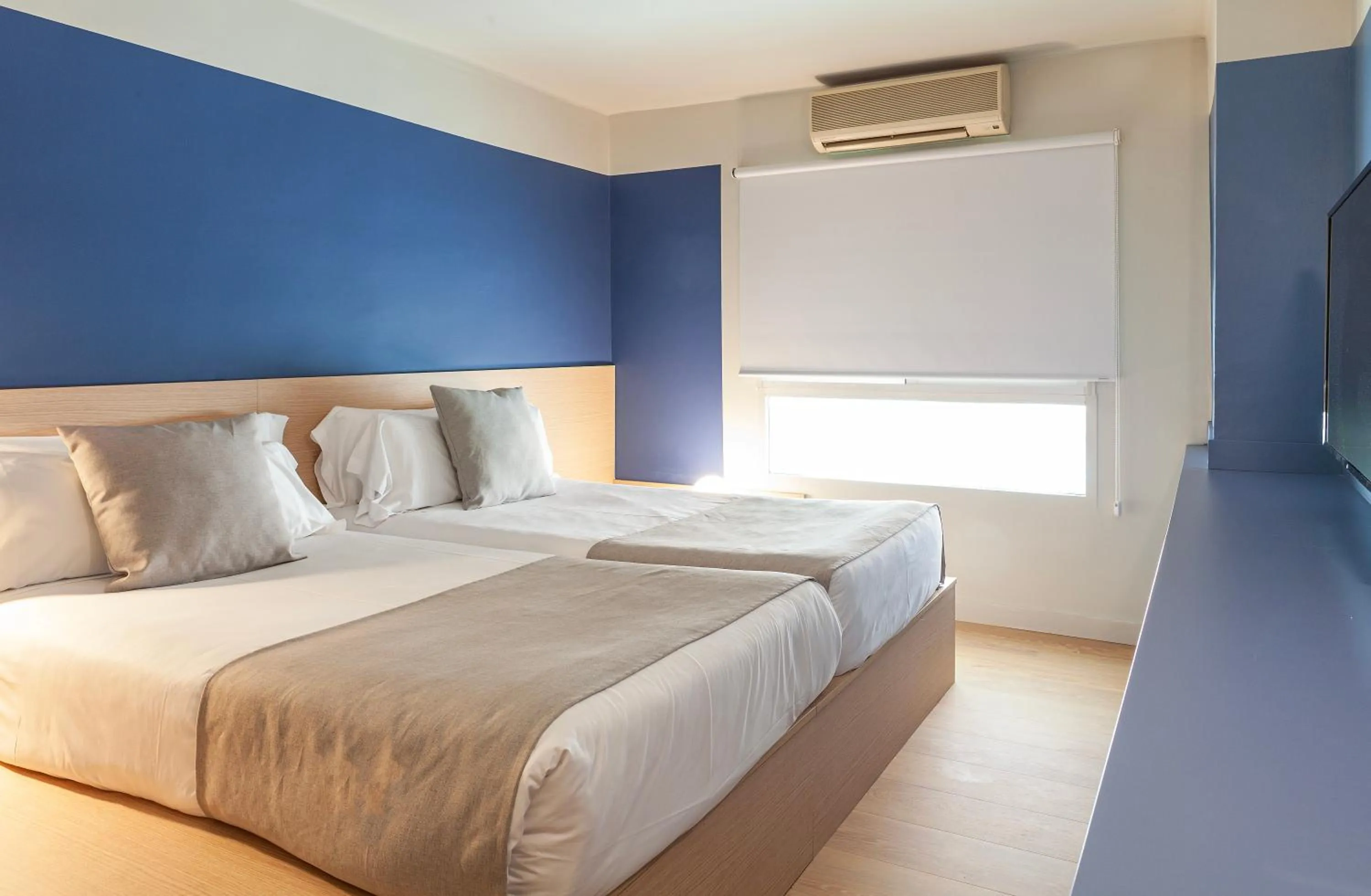 Bathroom, Bed in Olympia Consul del Mar