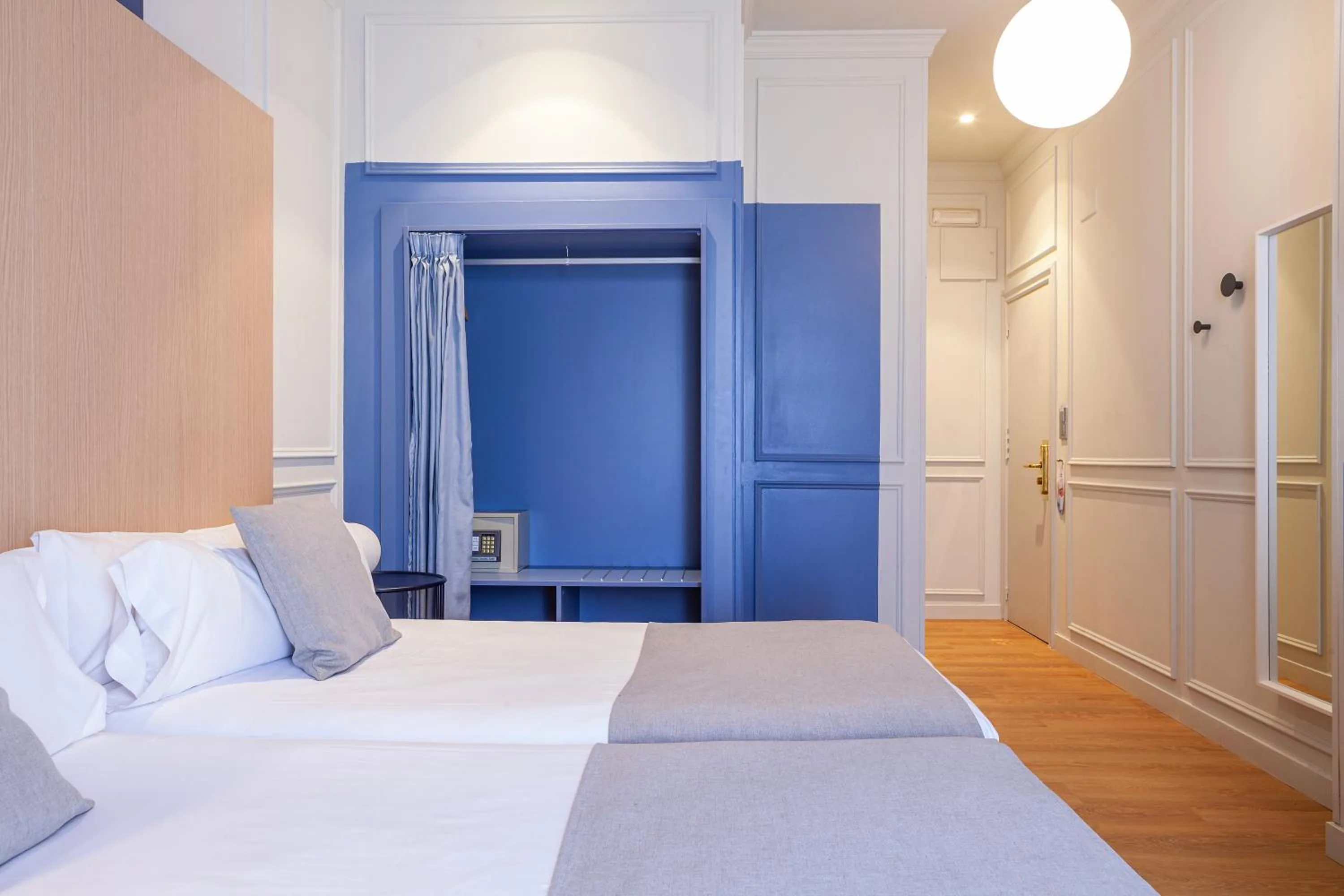 Photo of the whole room, Bed in Olympia Consul del Mar