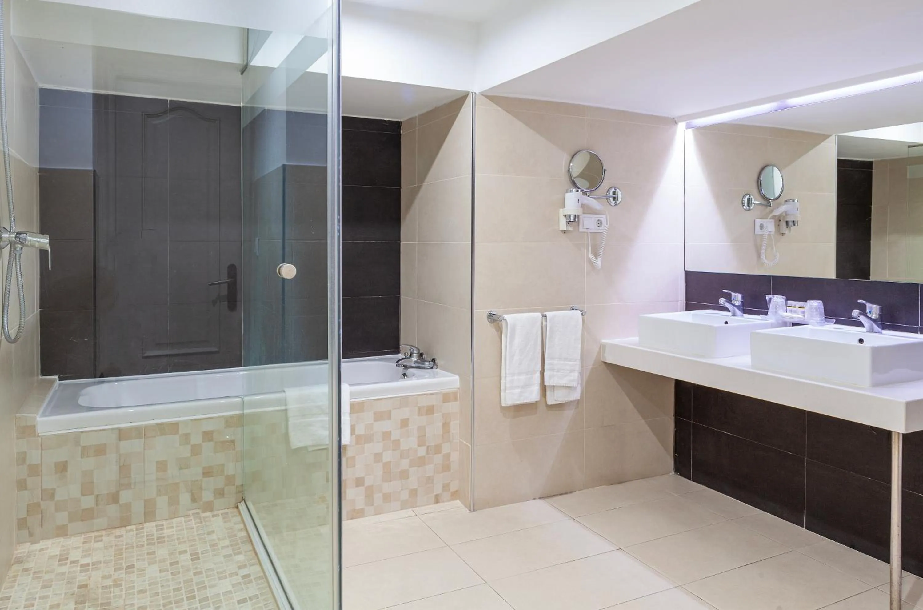 Bathroom, Bed in Olympia Consul del Mar