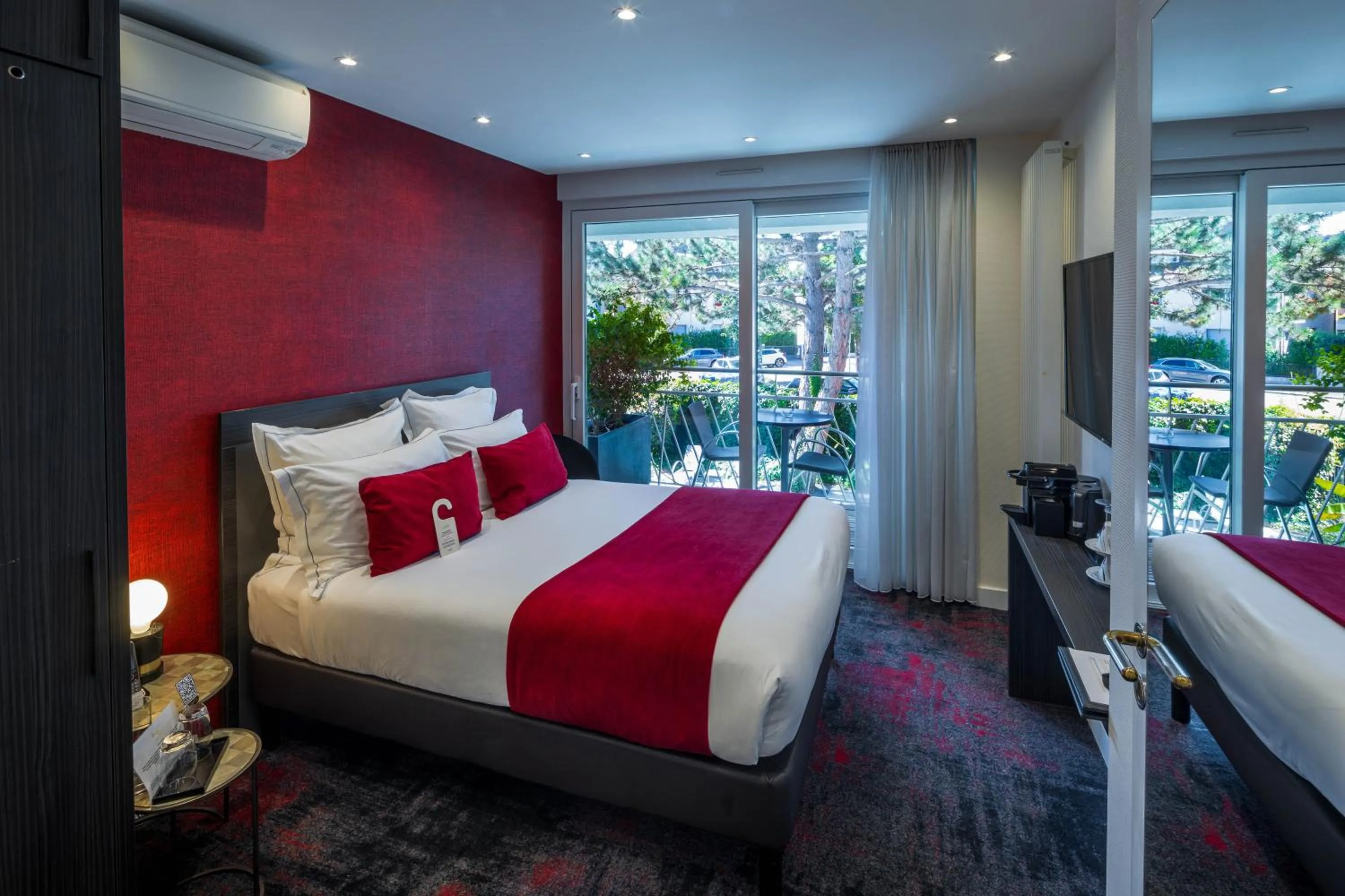 Bedroom, Bed in Hôtel Garrigae Villa La Florangerie - SPA & Piscine