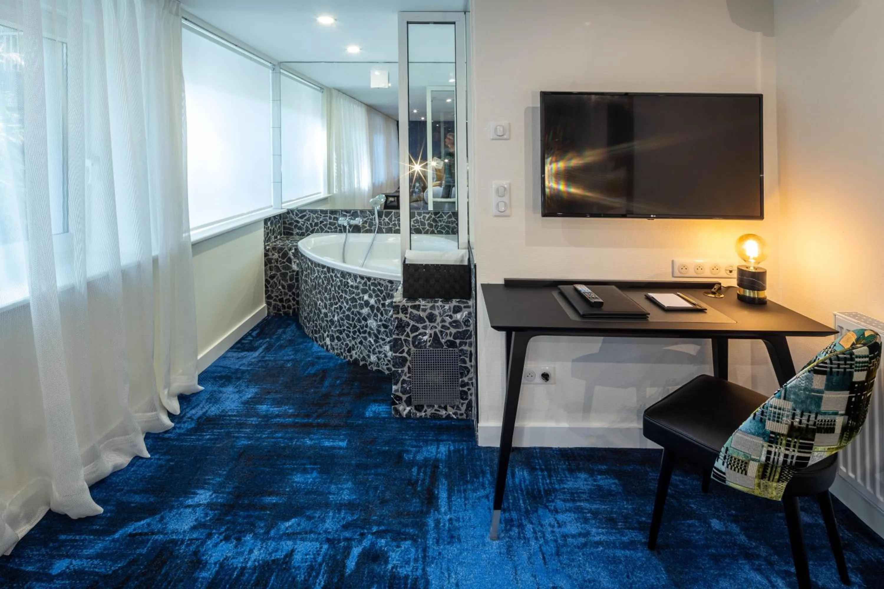 TV and multimedia in Hôtel Garrigae Villa La Florangerie - SPA & Piscine