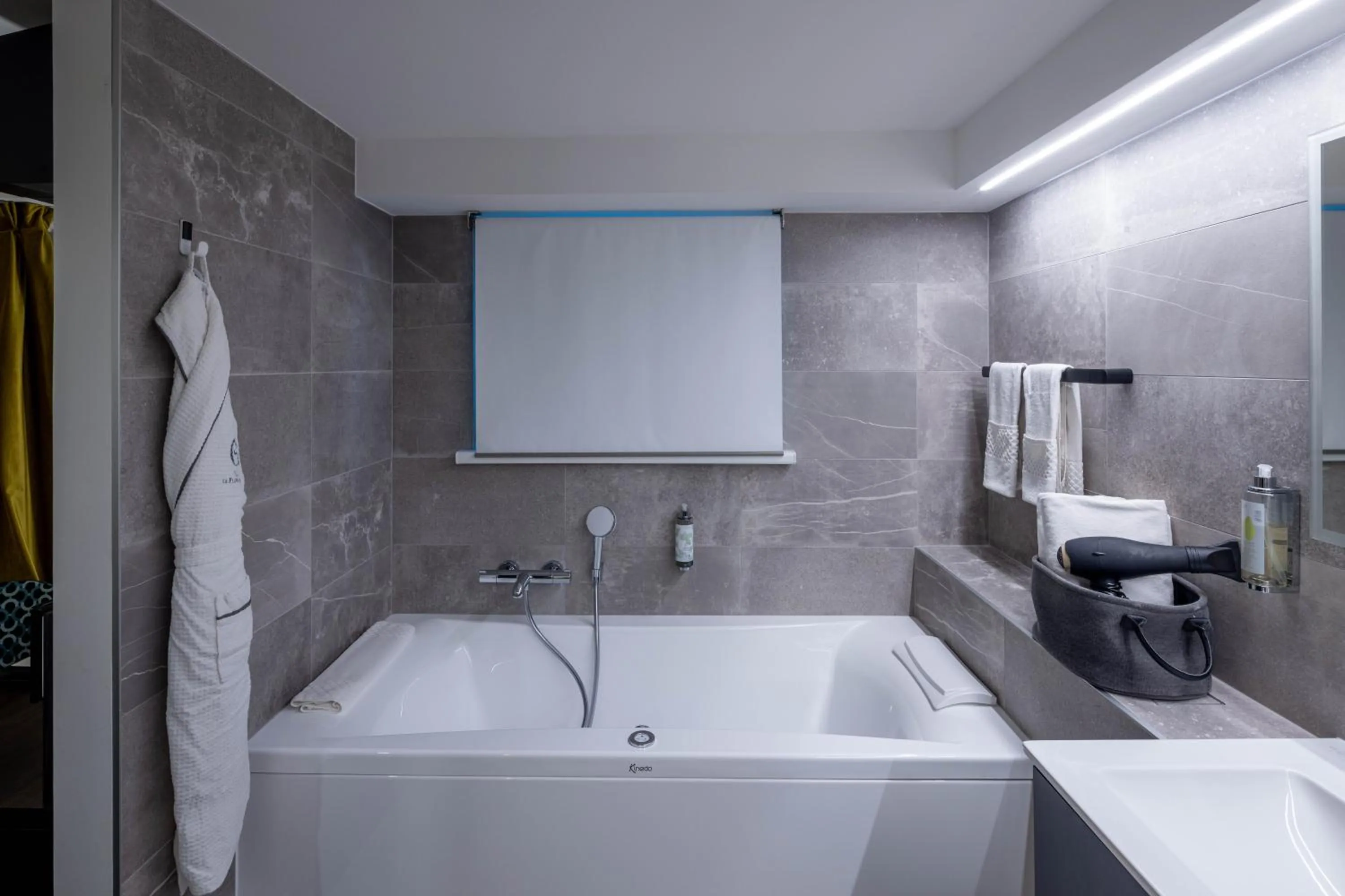 Hot Tub in Hôtel Garrigae Villa La Florangerie - SPA & Piscine