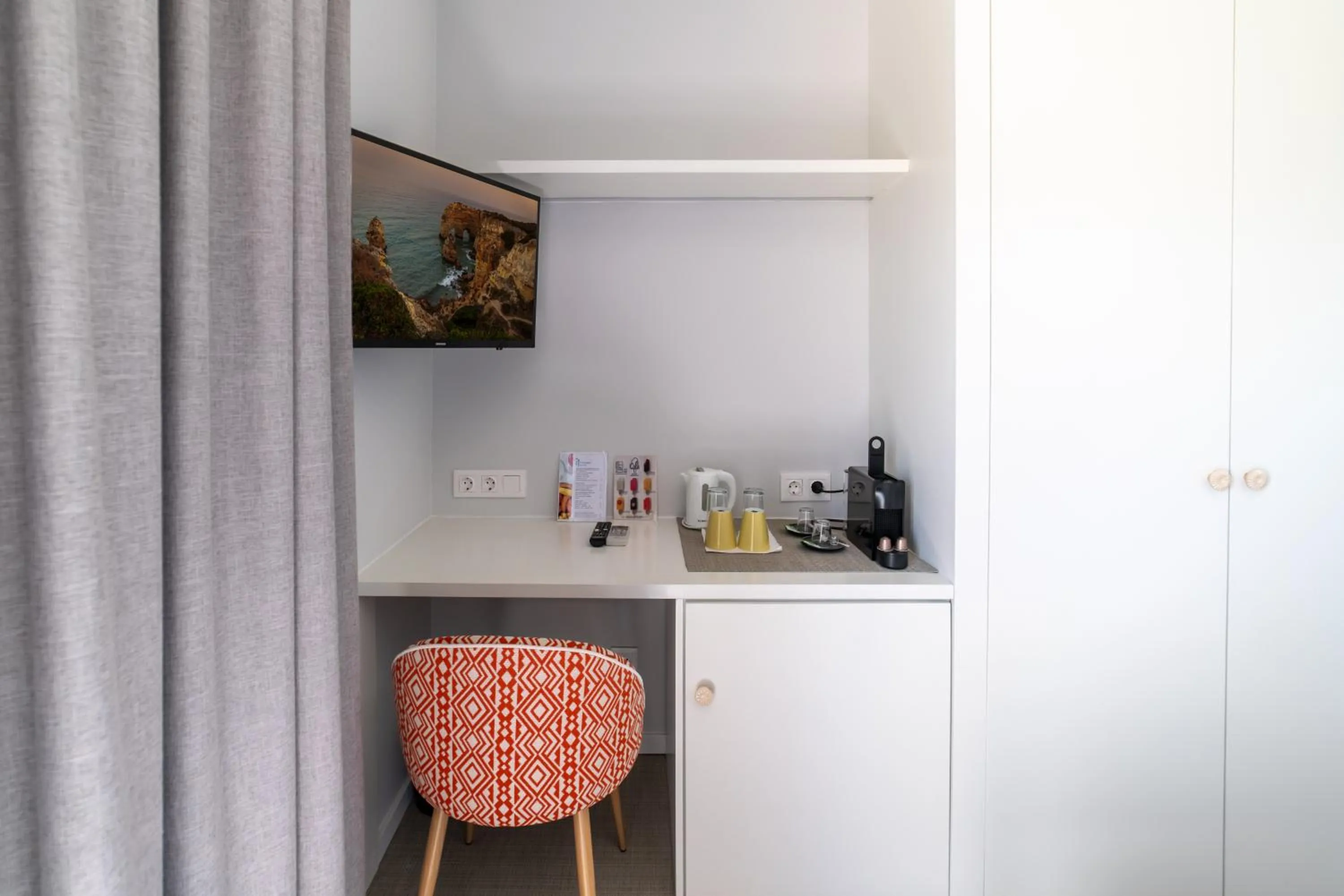 Coffee/tea facilities in Castelo Guest House