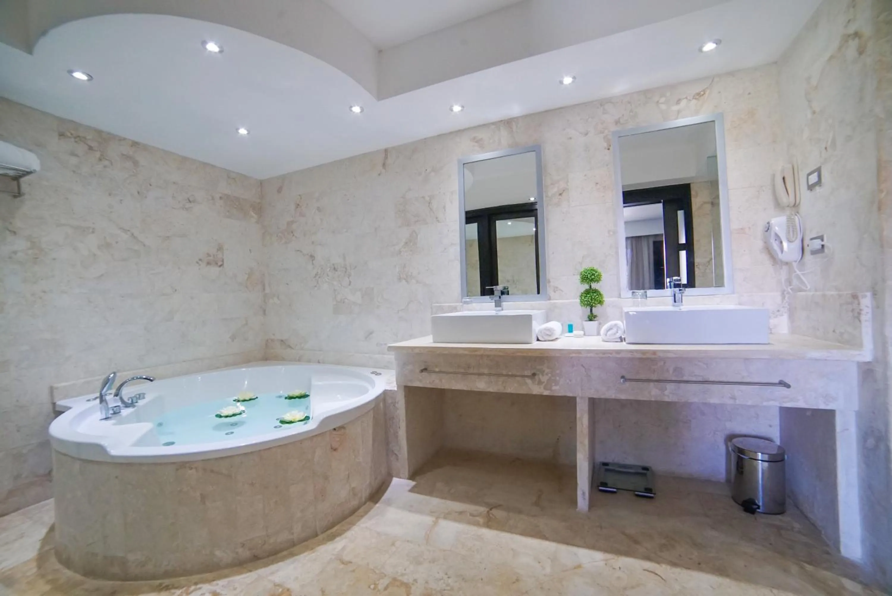 Hot Tub in Savoy Hotel Boutique