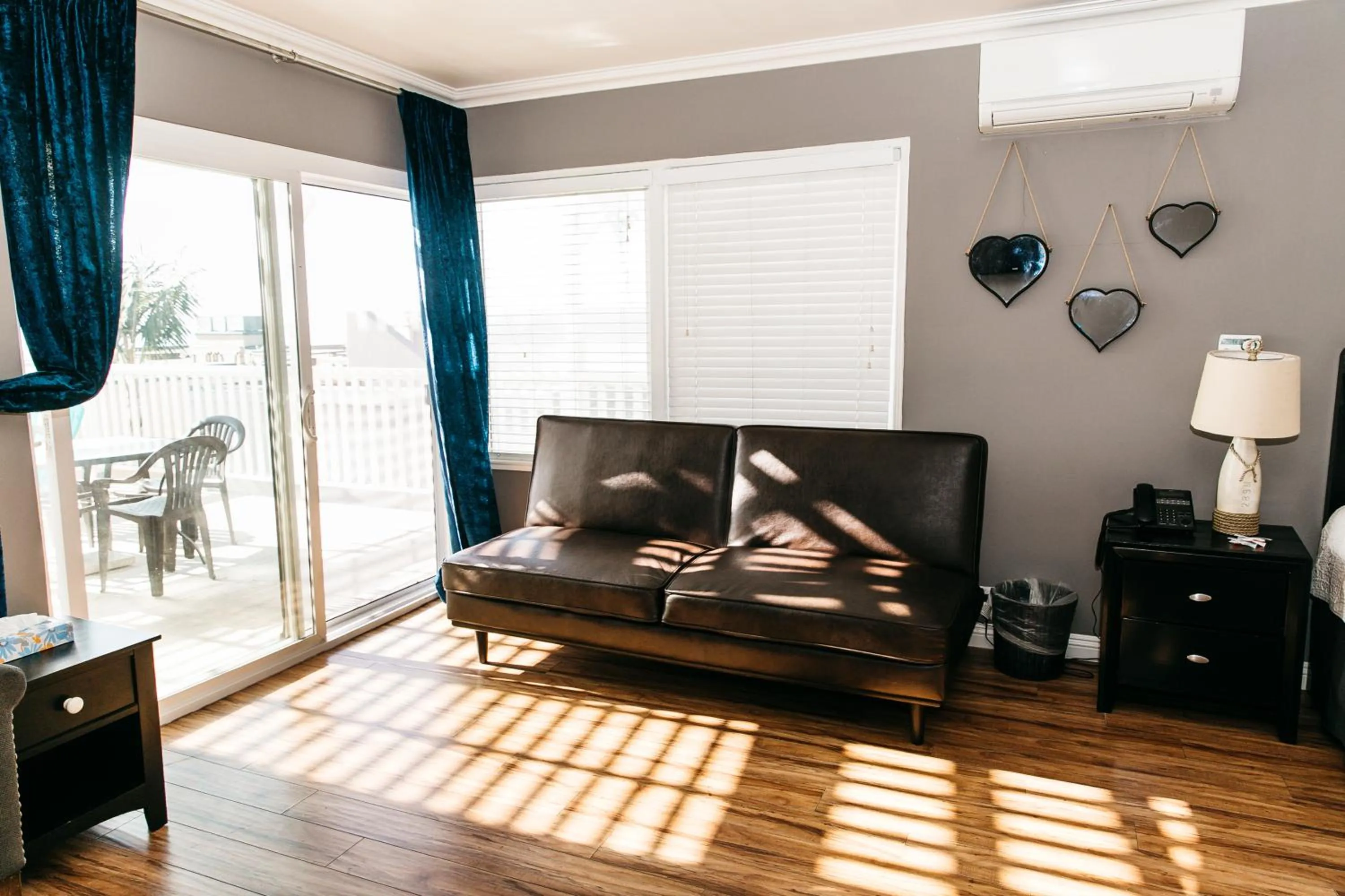 Seating area in Seaside Laguna Inn & Suites
