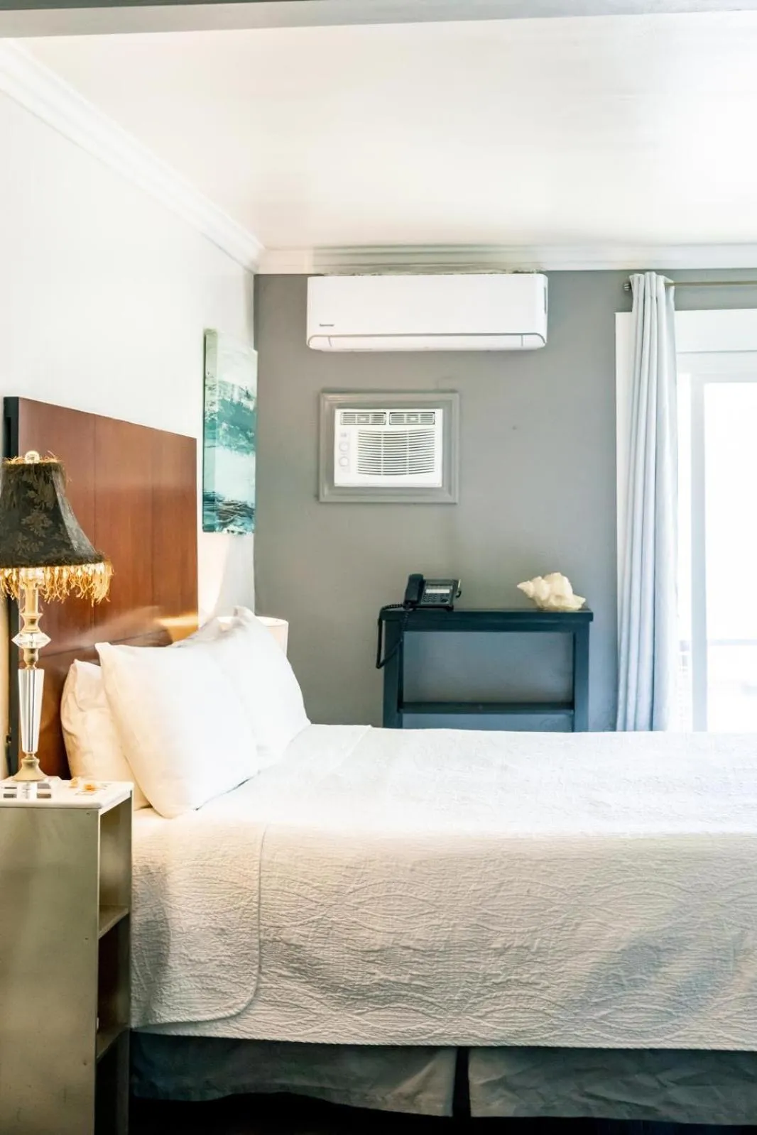 Bed in Seaside Laguna Inn & Suites