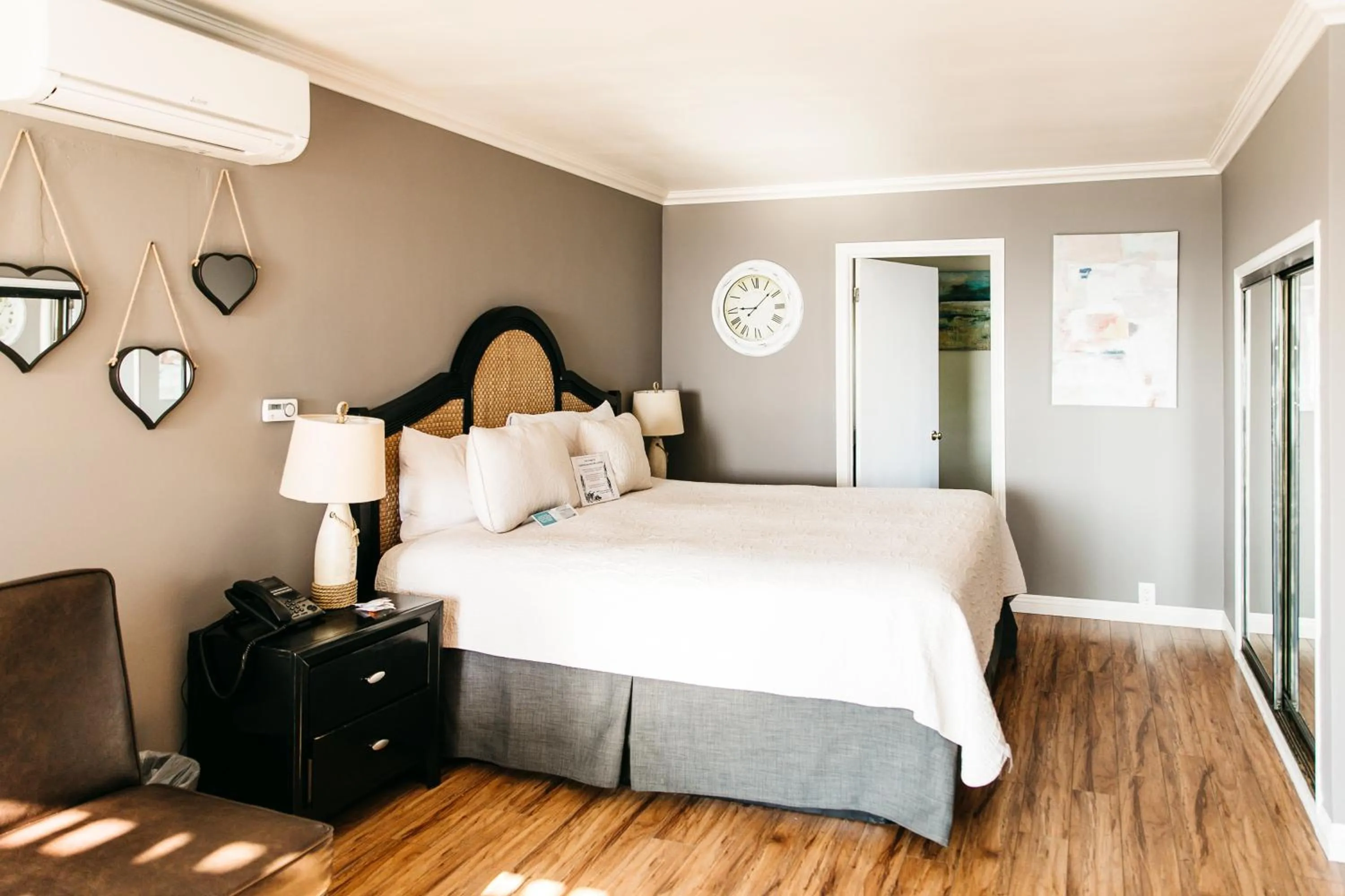 Bedroom in Seaside Laguna Inn & Suites