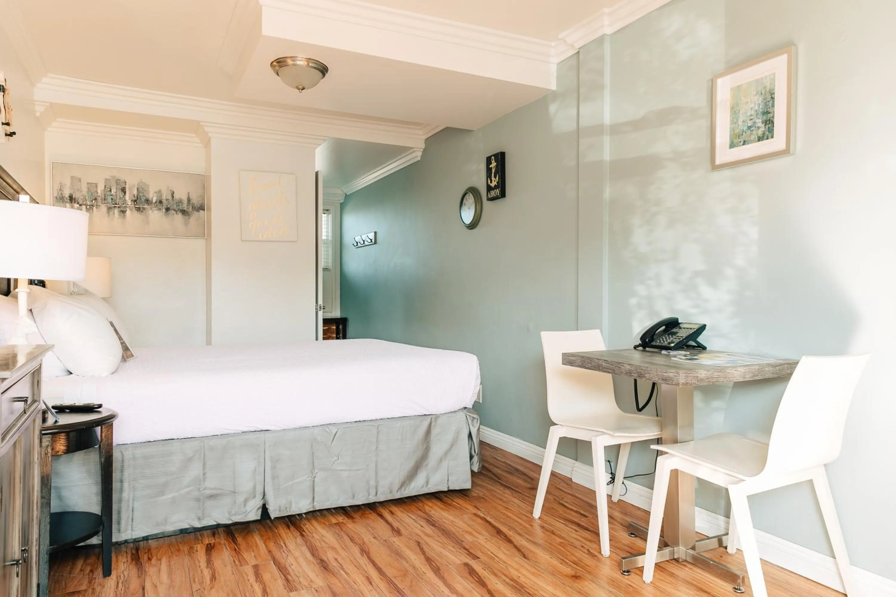 Photo of the whole room in Seaside Laguna Inn & Suites