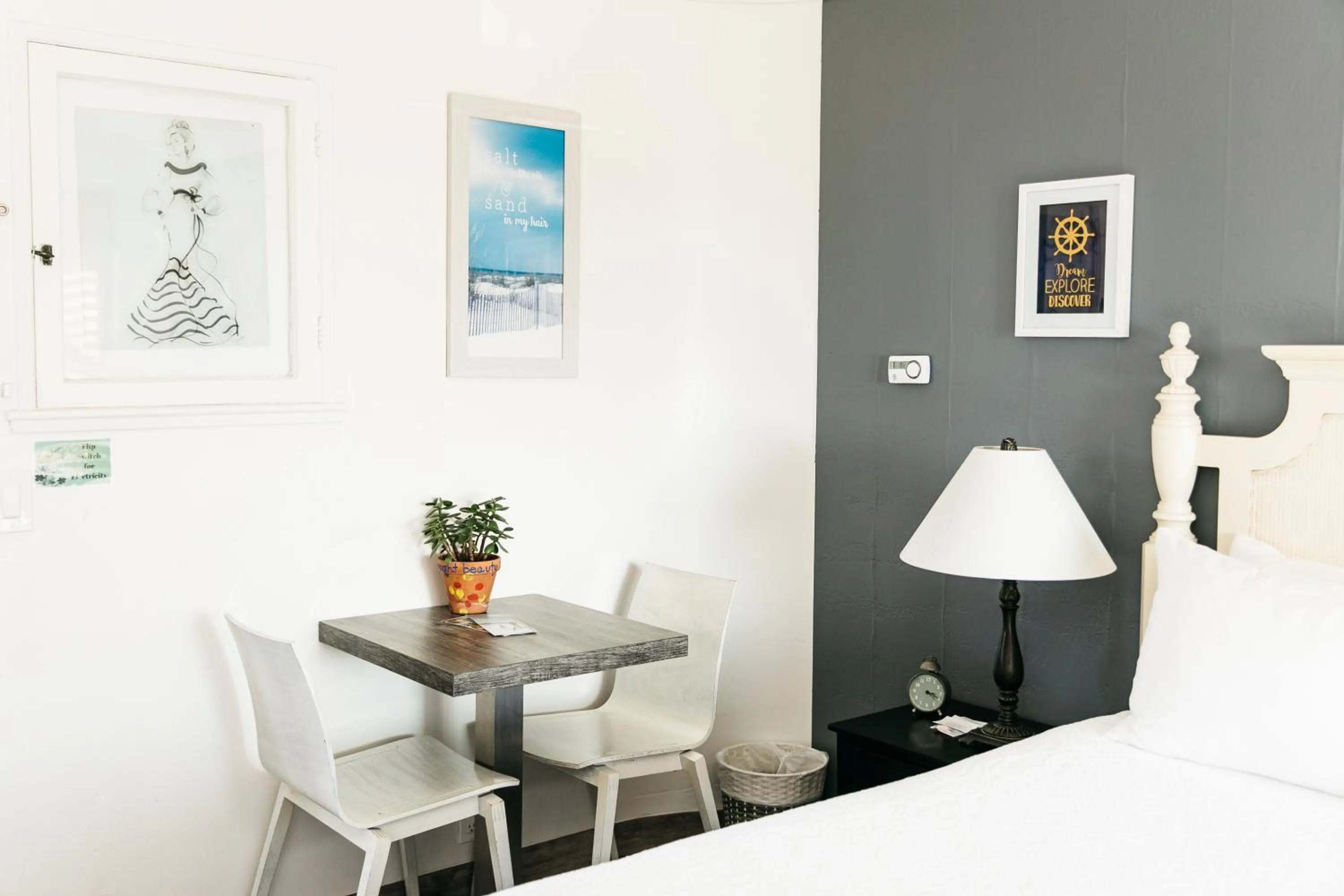 Seating area in Seaside Laguna Inn & Suites