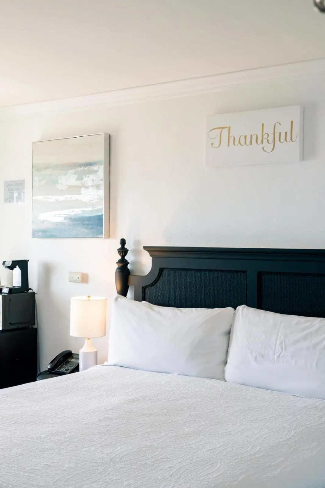 Bed in Seaside Laguna Inn & Suites