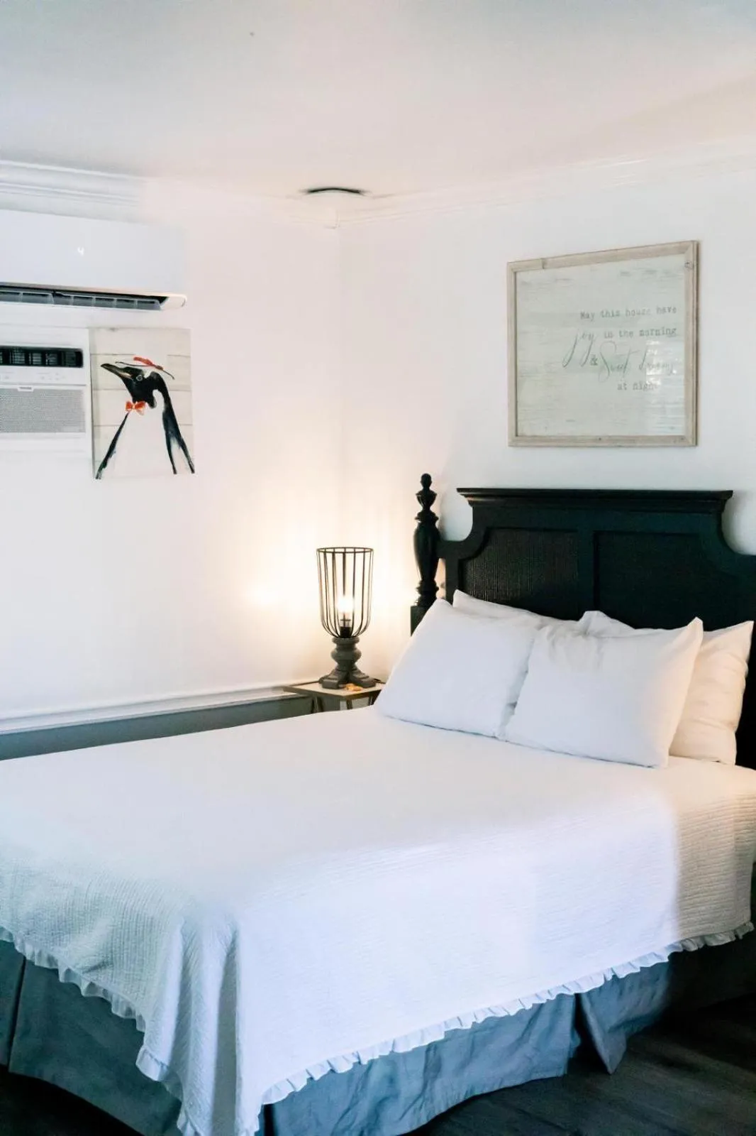 Bed in Seaside Laguna Inn & Suites