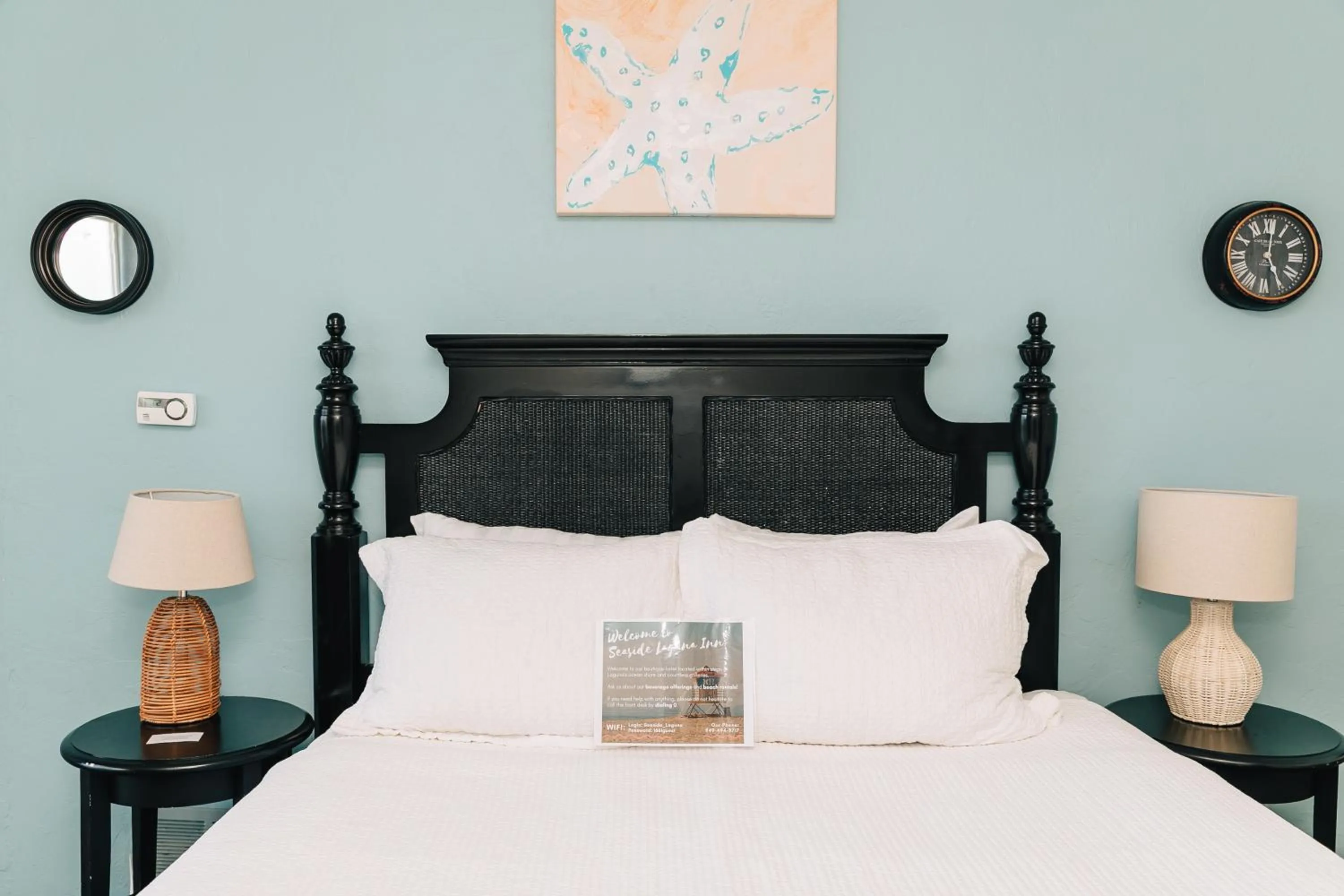 Bed in Seaside Laguna Inn & Suites