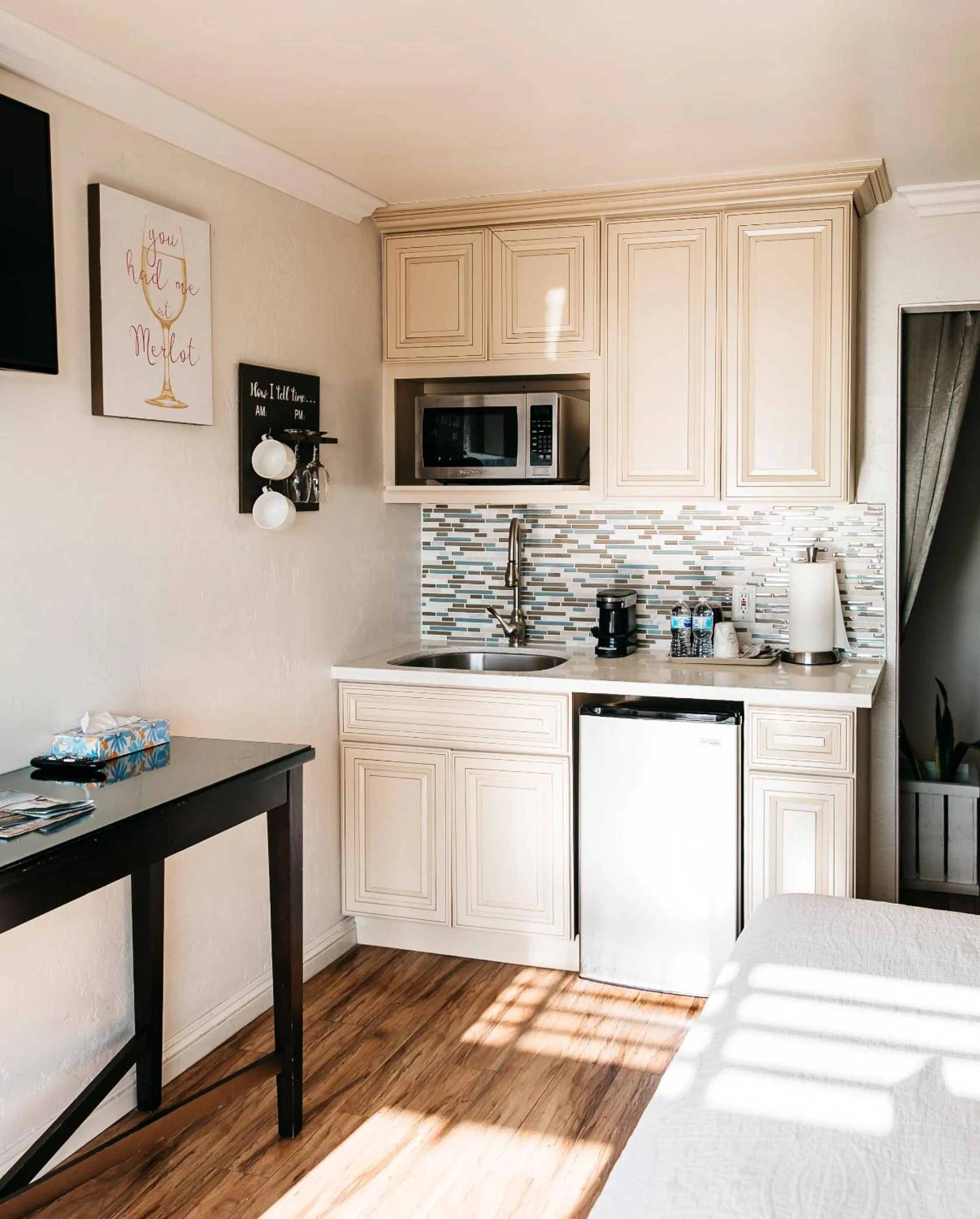 Kitchen or kitchenette in Seaside Laguna Inn & Suites