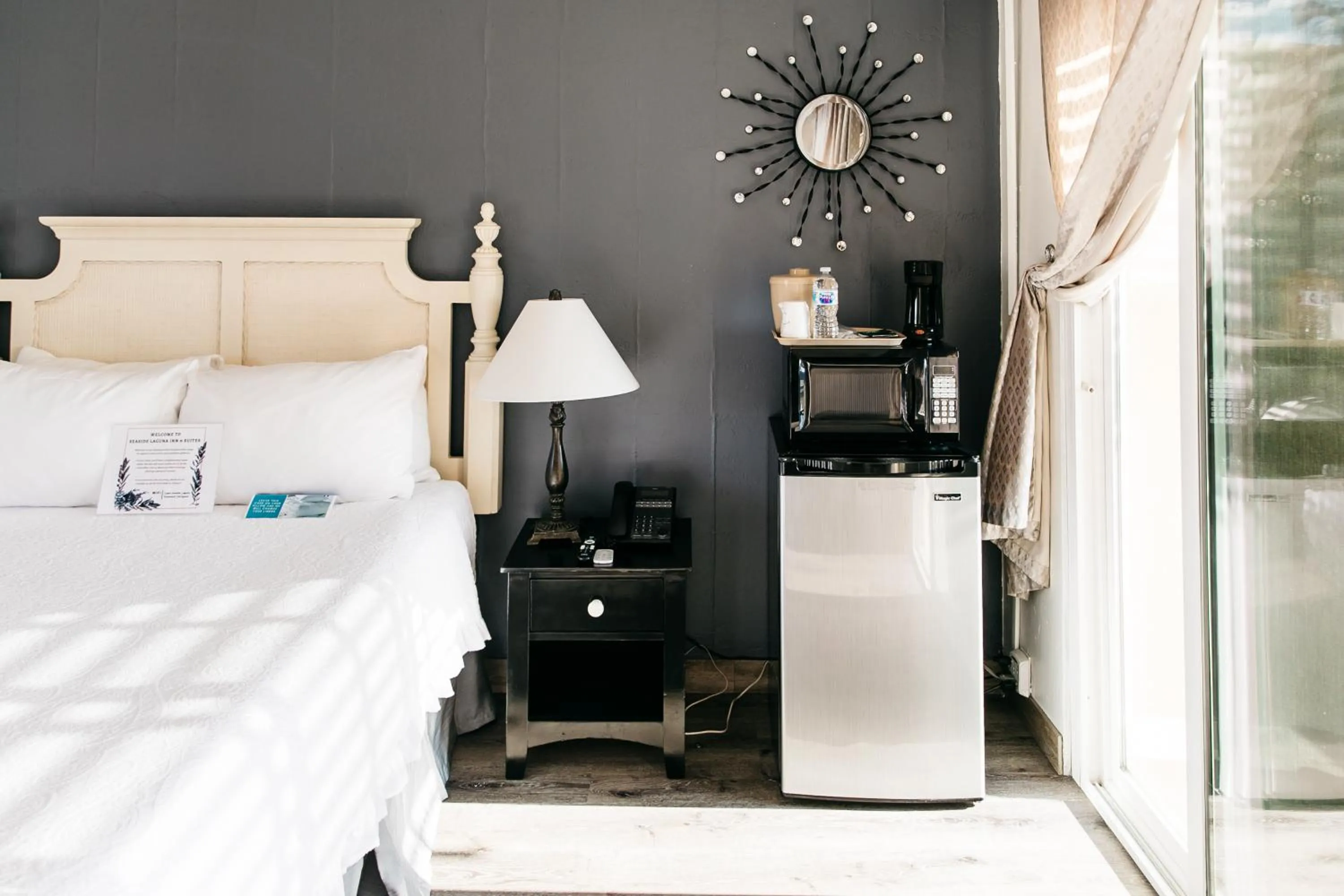 Bedroom in Seaside Laguna Inn & Suites