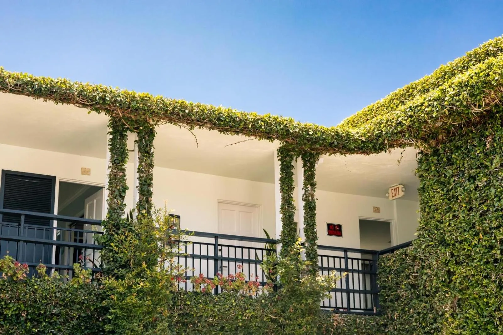 Property building in Seaside Laguna Inn & Suites