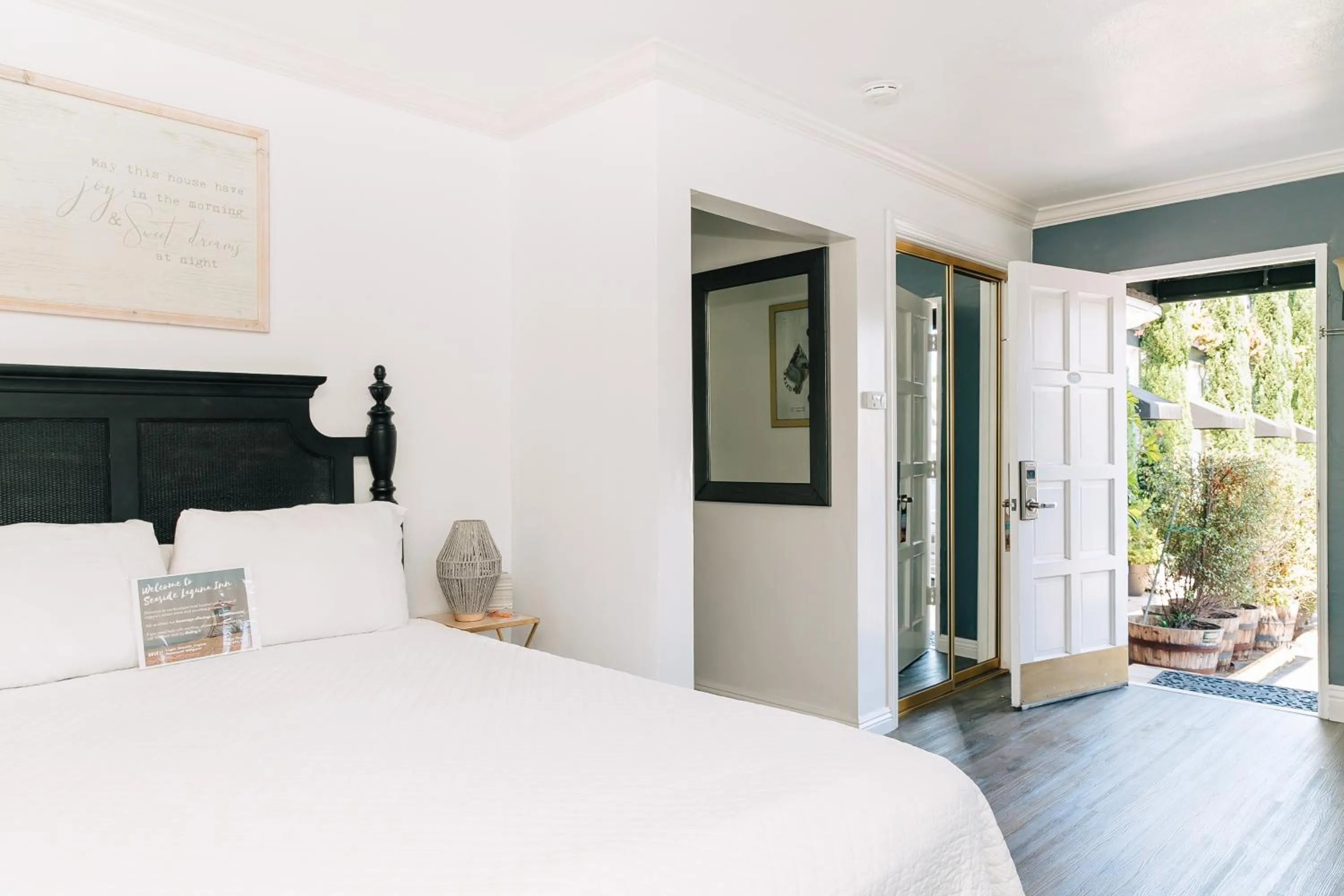 Bed in Seaside Laguna Inn & Suites