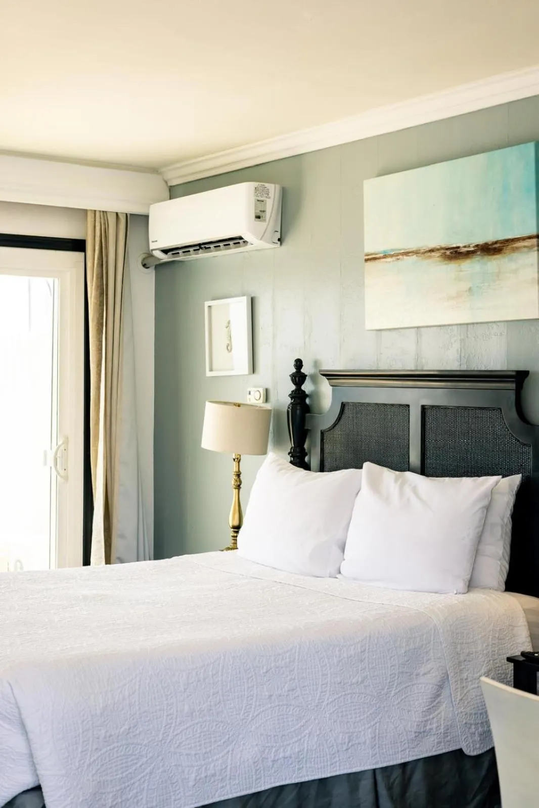 Seaside Laguna Inn & Suites