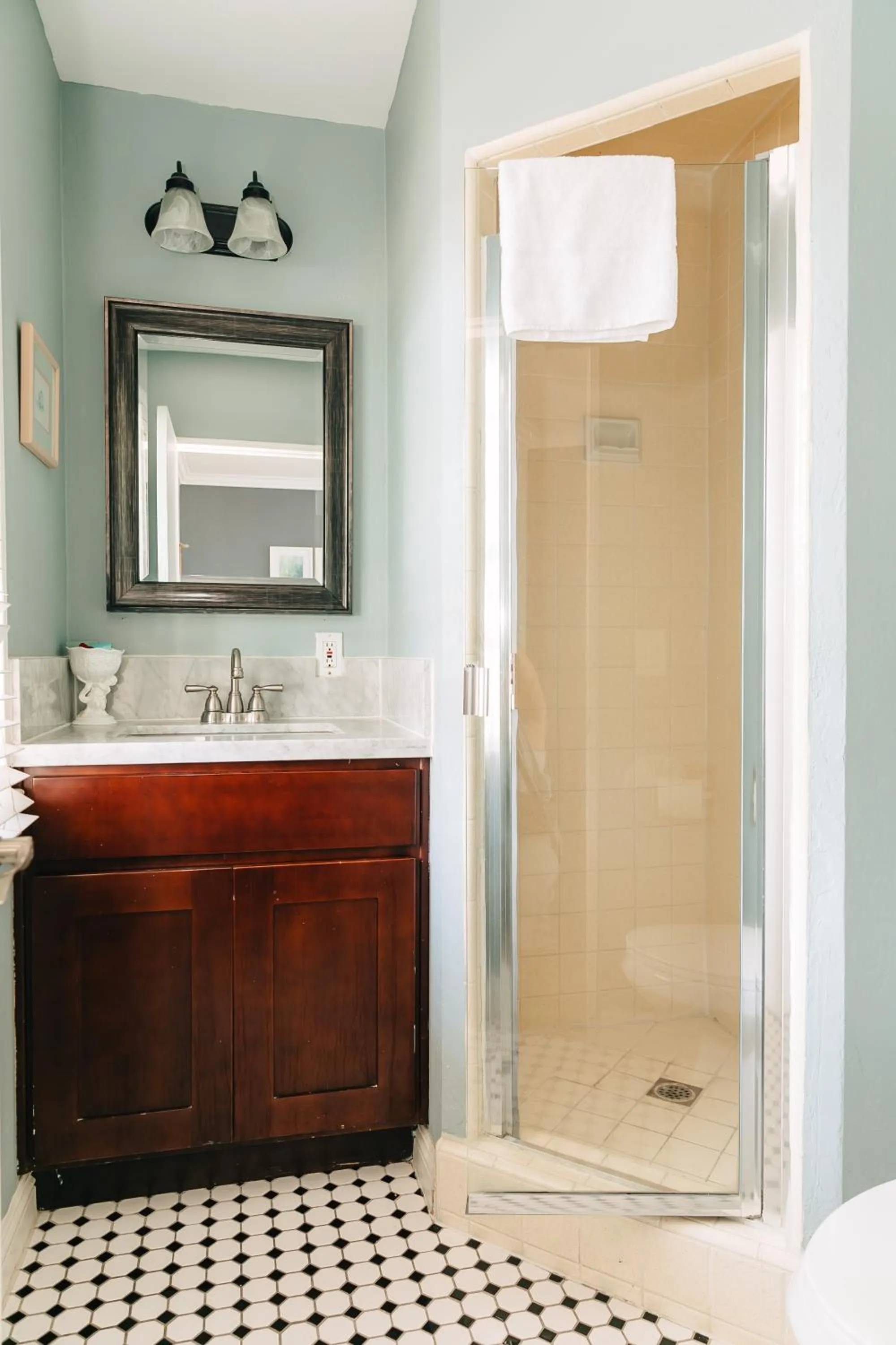 Shower in Seaside Laguna Inn & Suites