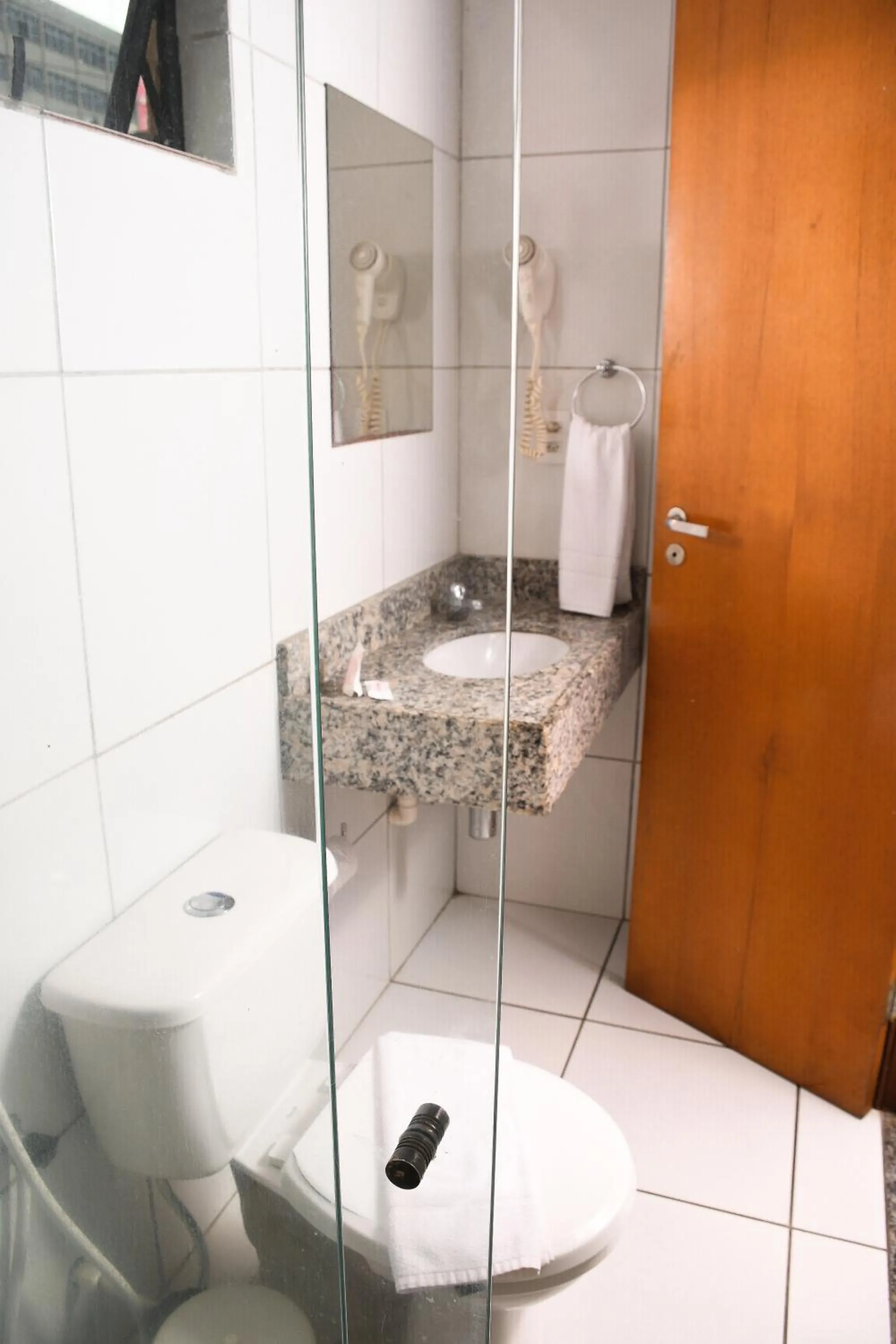 Shower in Hotel Fortaleza Inn