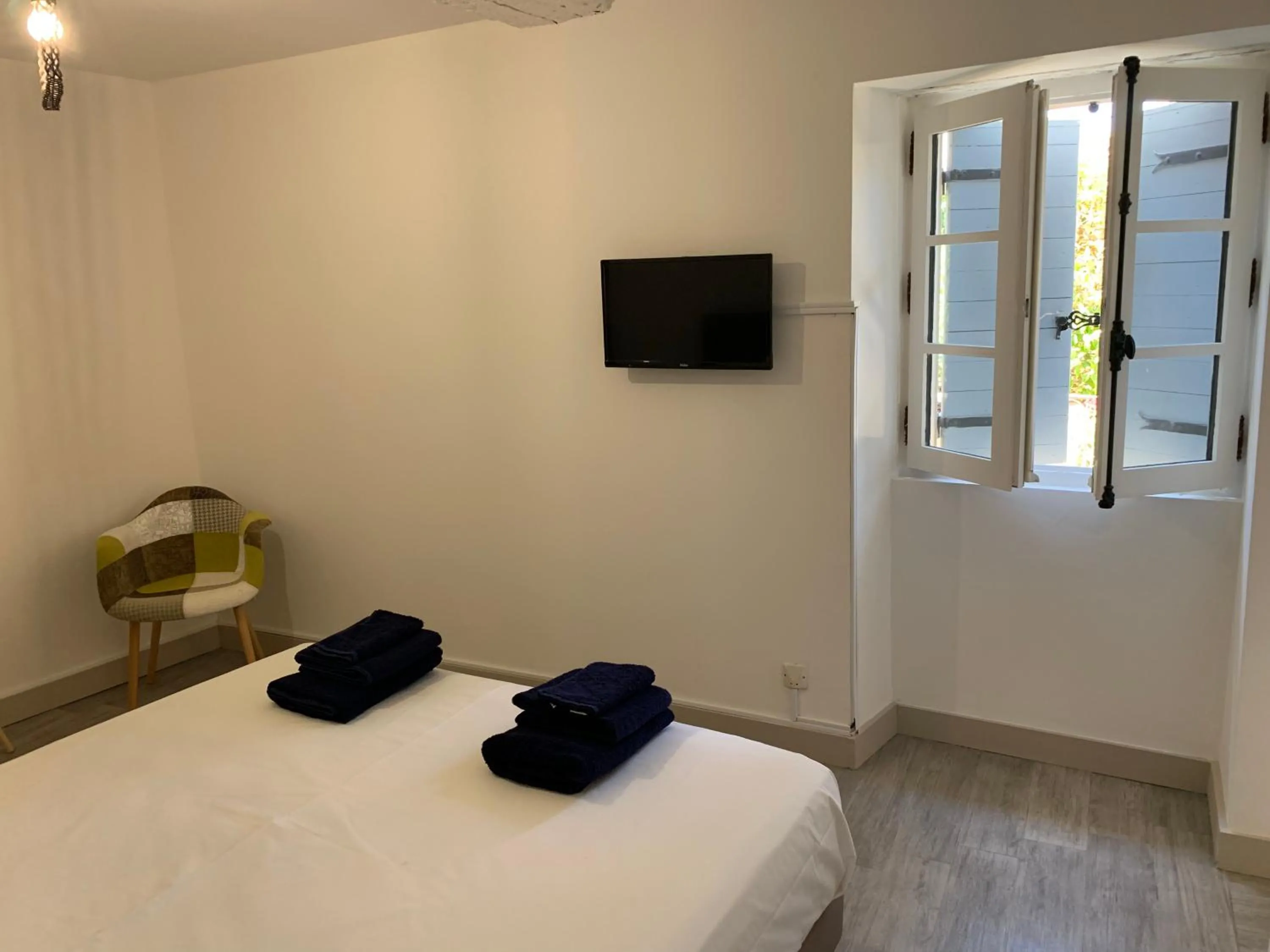 Photo of the whole room, Bed in LES LAURIERS