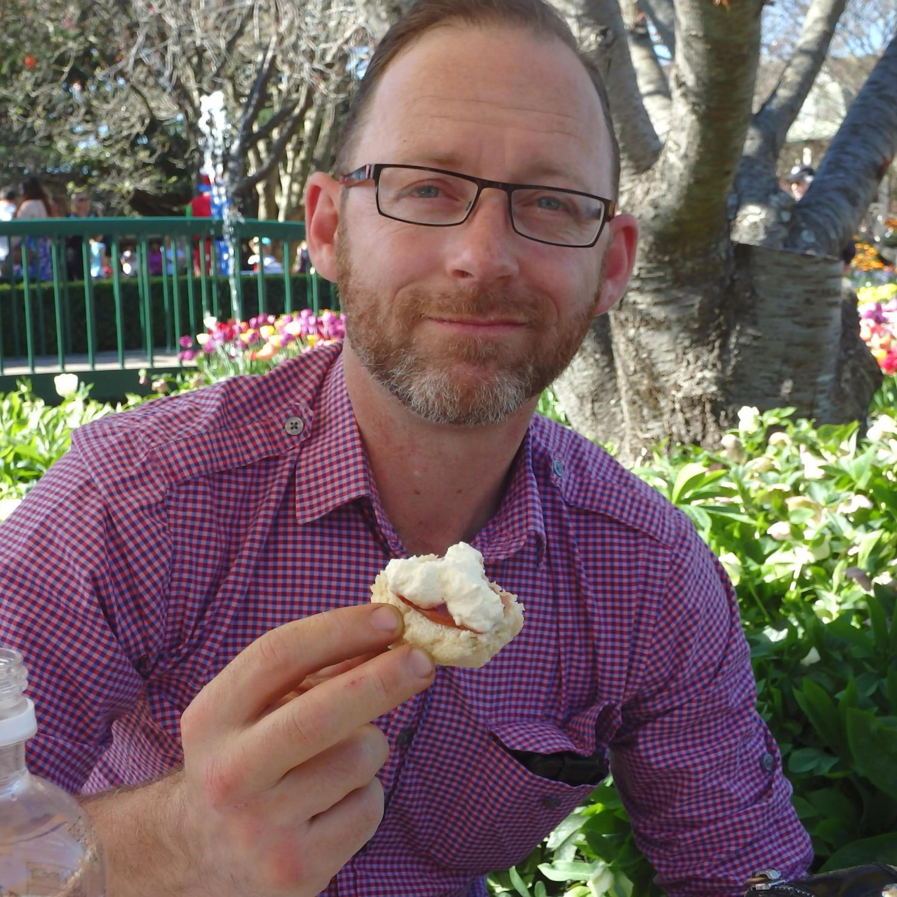 People in Bowral Road Art Gallery Bed and Breakfast