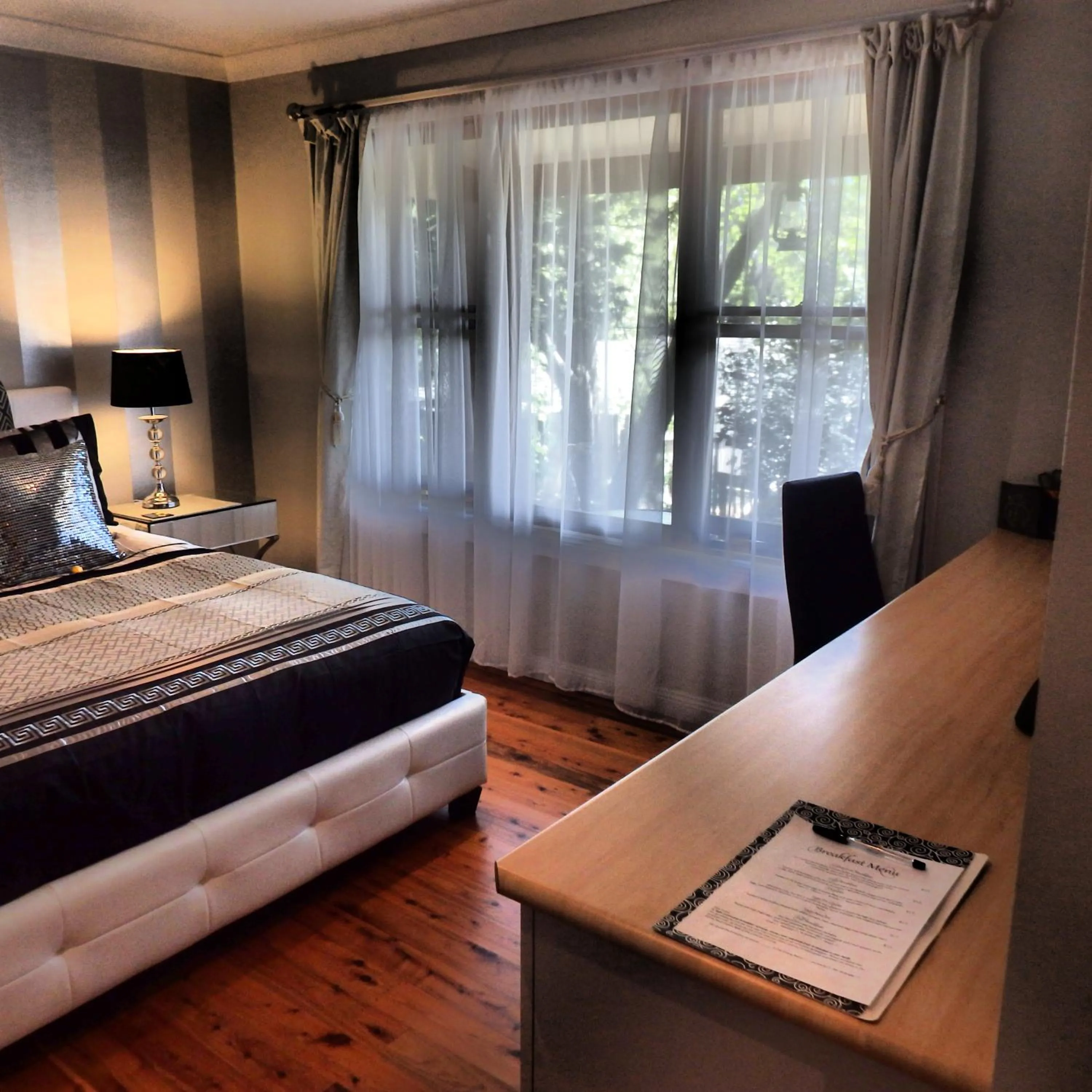 Bed in Bowral Road Art Gallery Bed and Breakfast