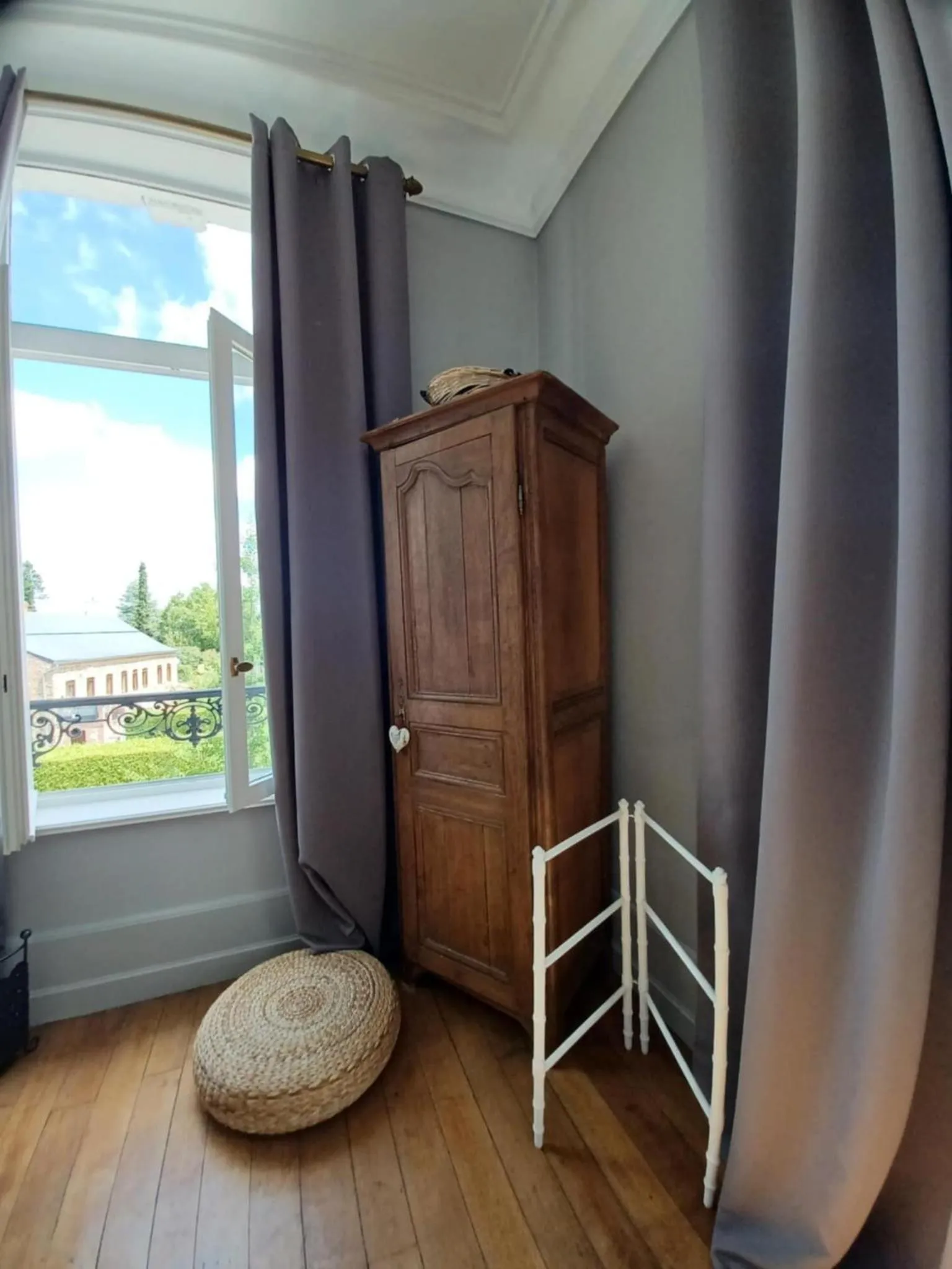 wardrobe in Chambres d'Hôtes des Rouets