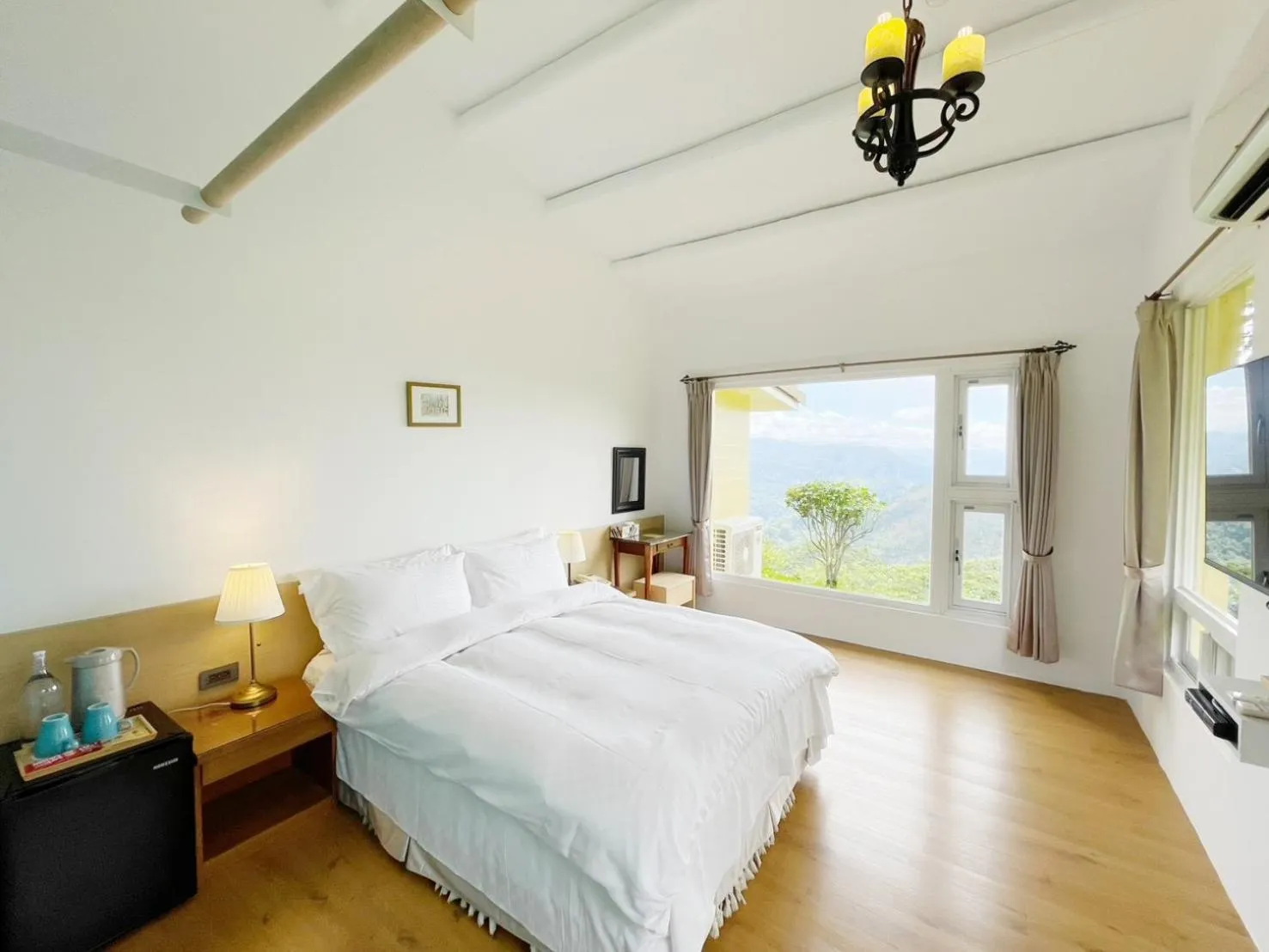 Bed in Alishan Tea Garden B&B