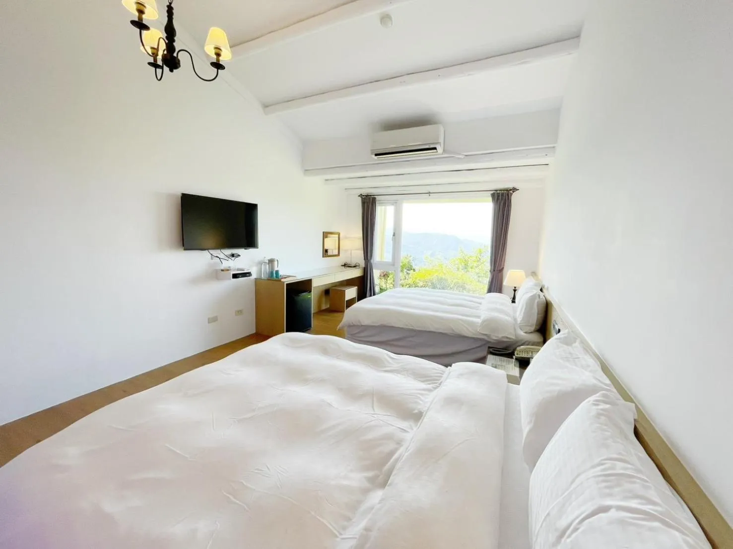 Bed in Alishan Tea Garden B&B