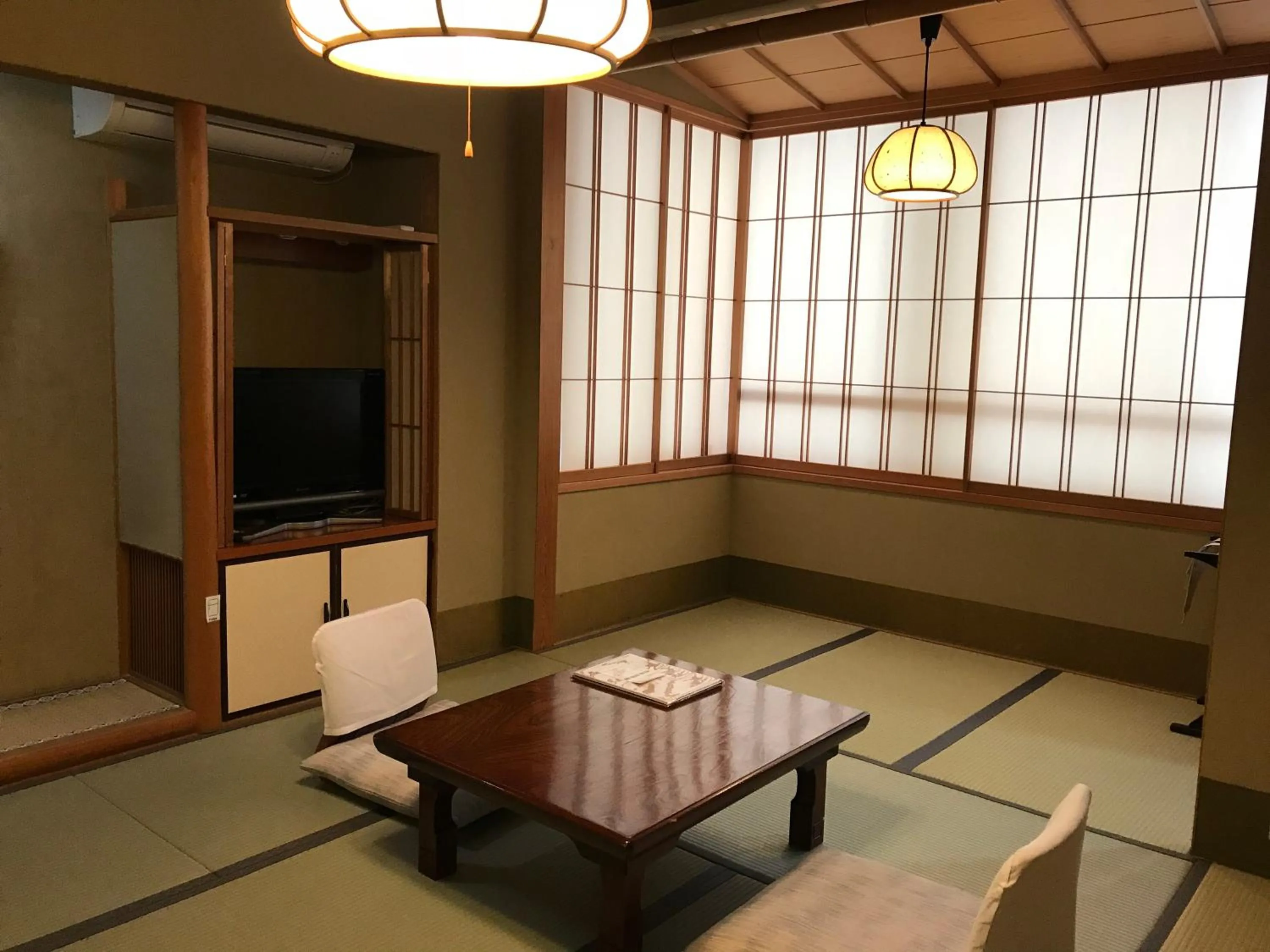 Photo of the whole room in Tazuru