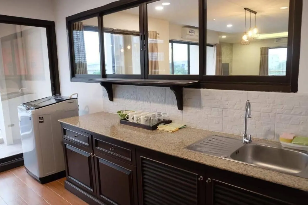 Boutique Poo-Yai Lee