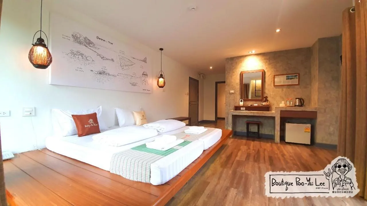 Bed in Boutique Poo-Yai Lee