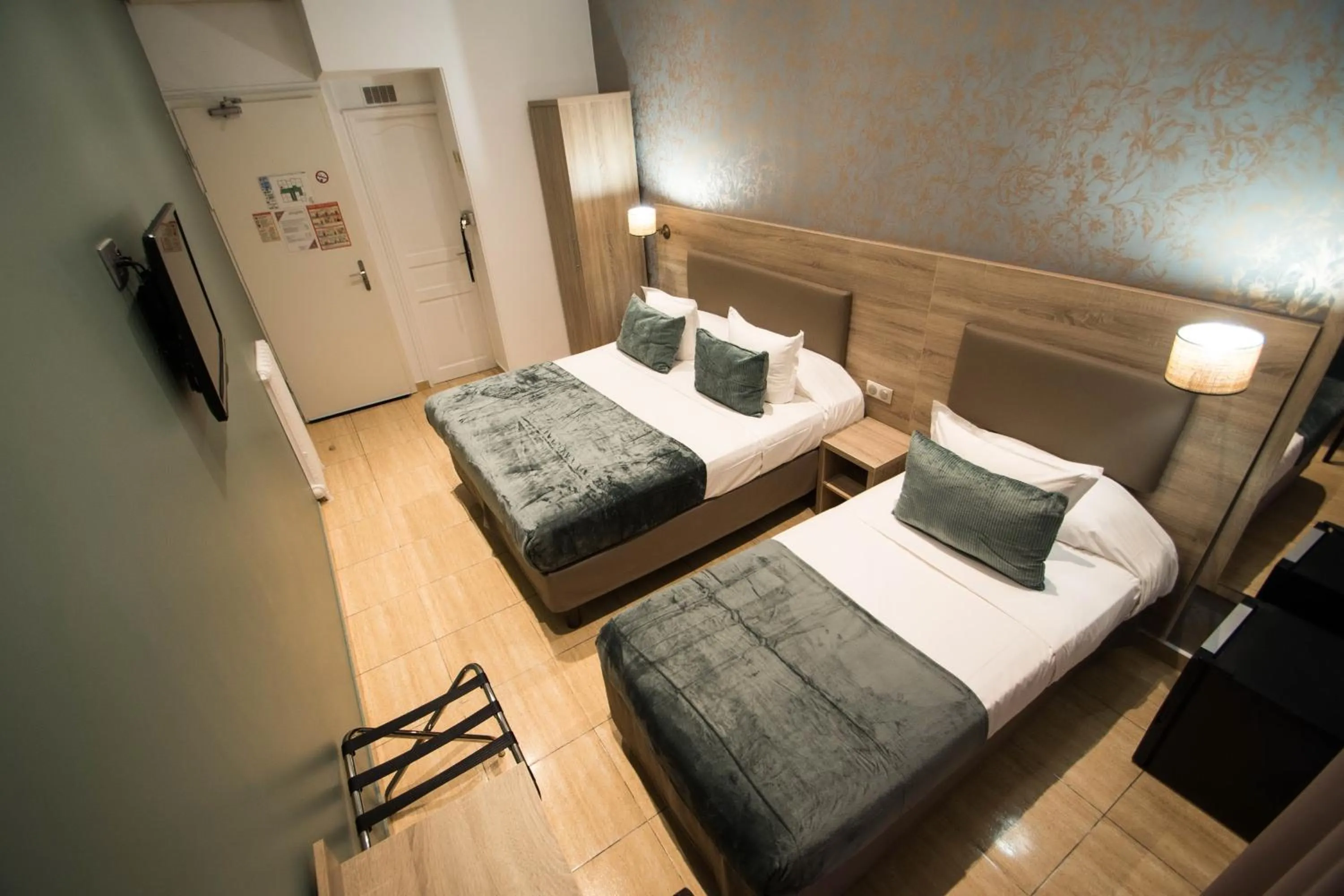 Photo of the whole room, Bed in Hôtel Parisien