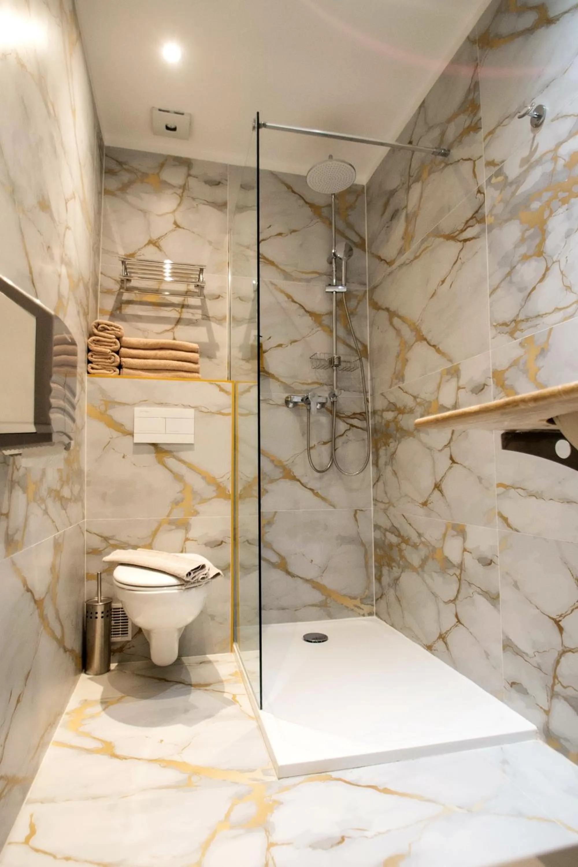 Shower in Hôtel Parisien