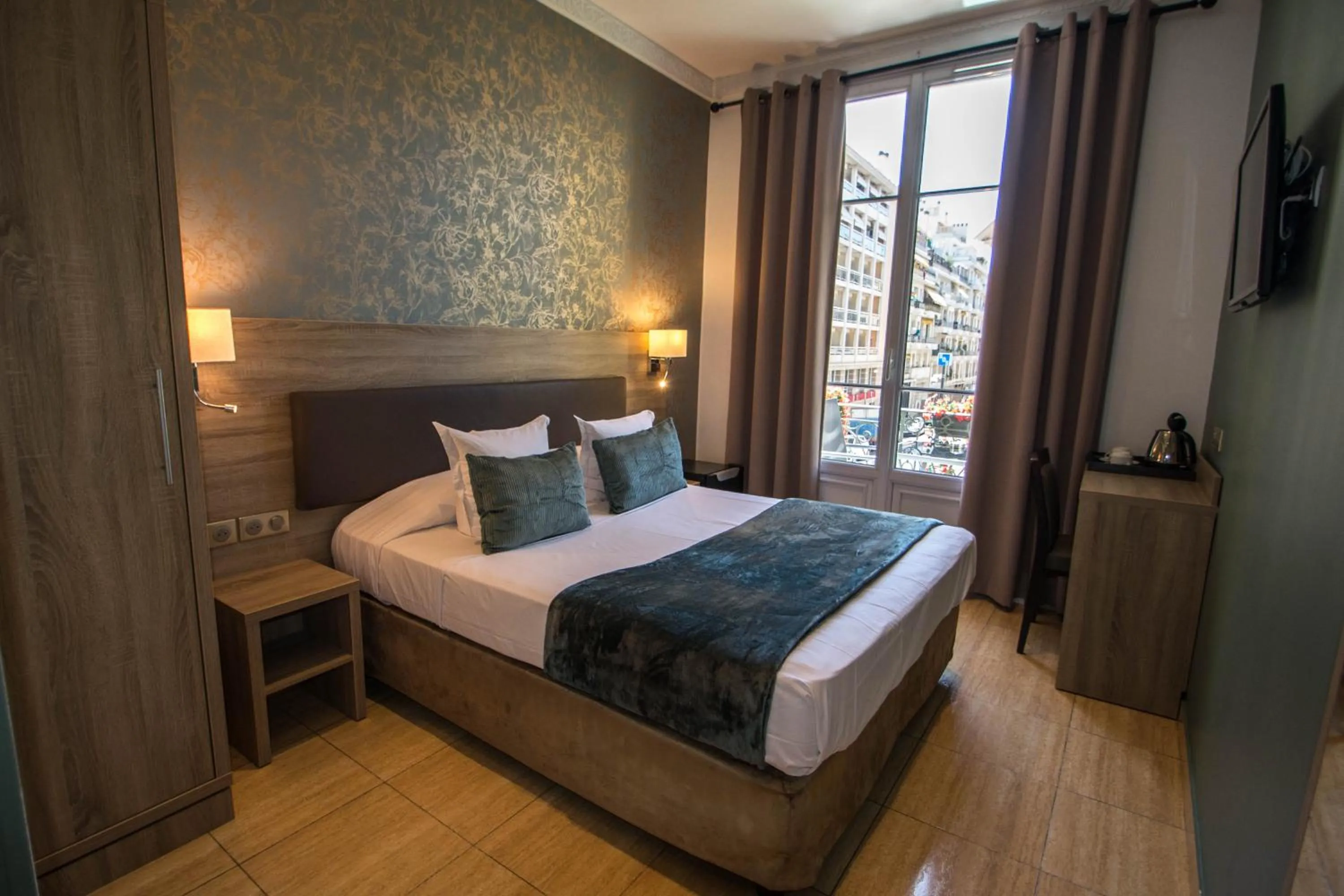 Photo of the whole room, Bed in Hôtel Parisien