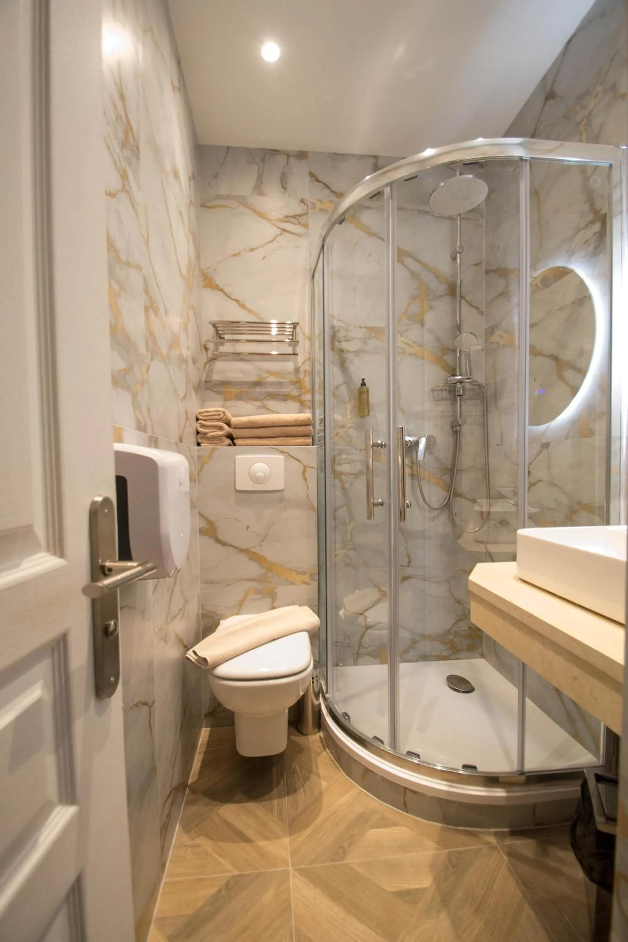Shower in Hôtel Parisien