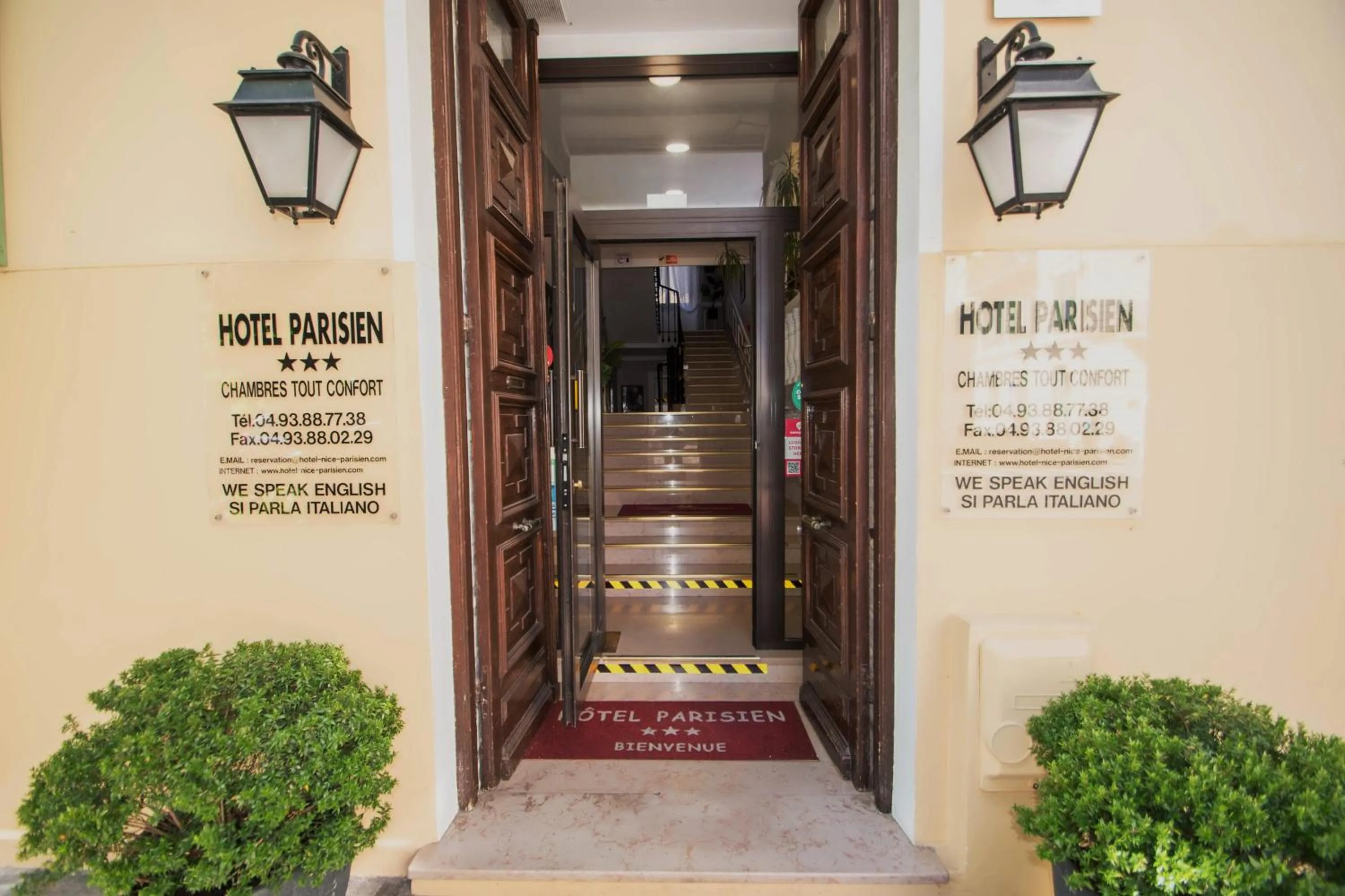 Facade/entrance in Hôtel Parisien