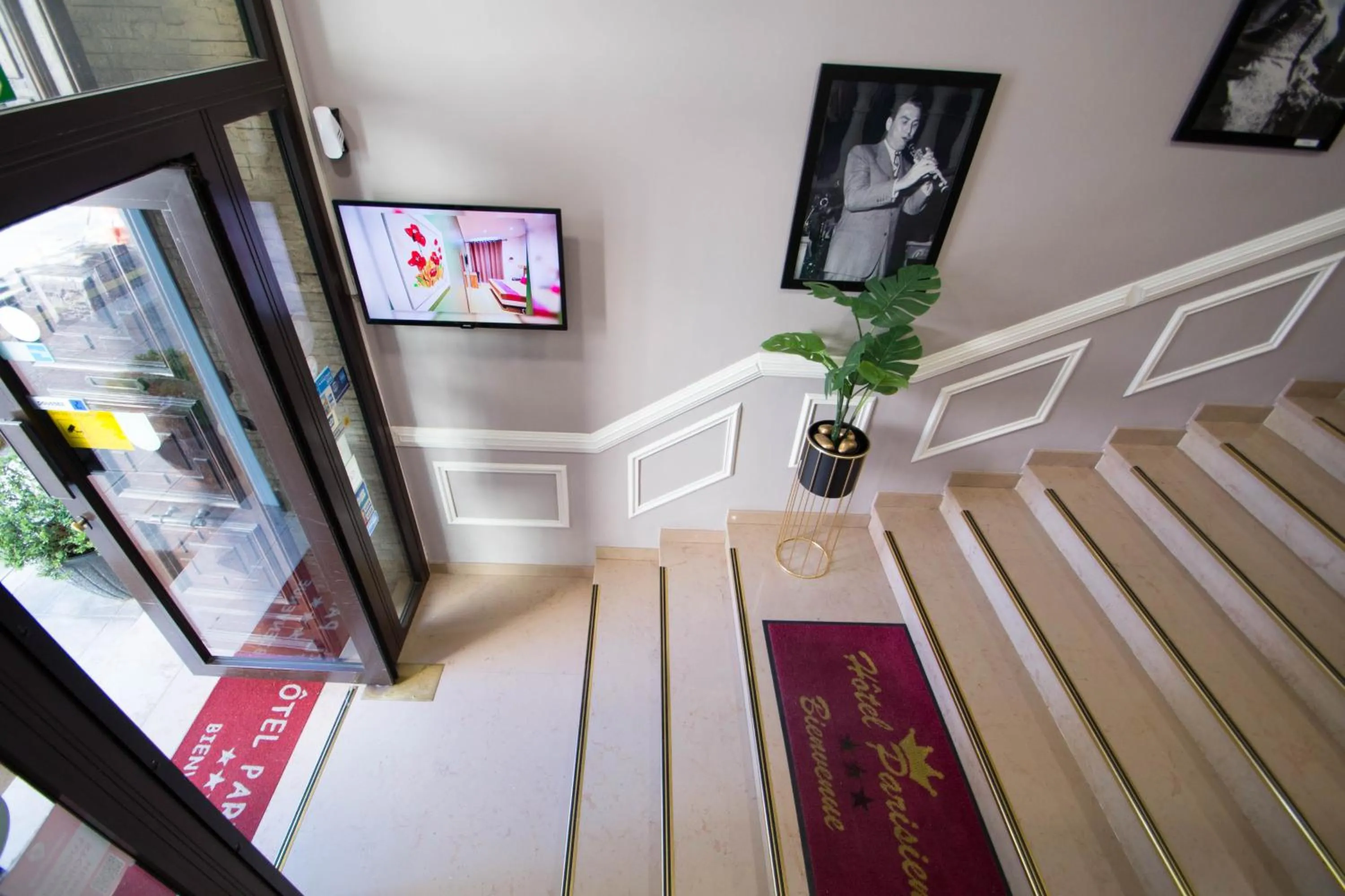 Facade/entrance in Hôtel Parisien