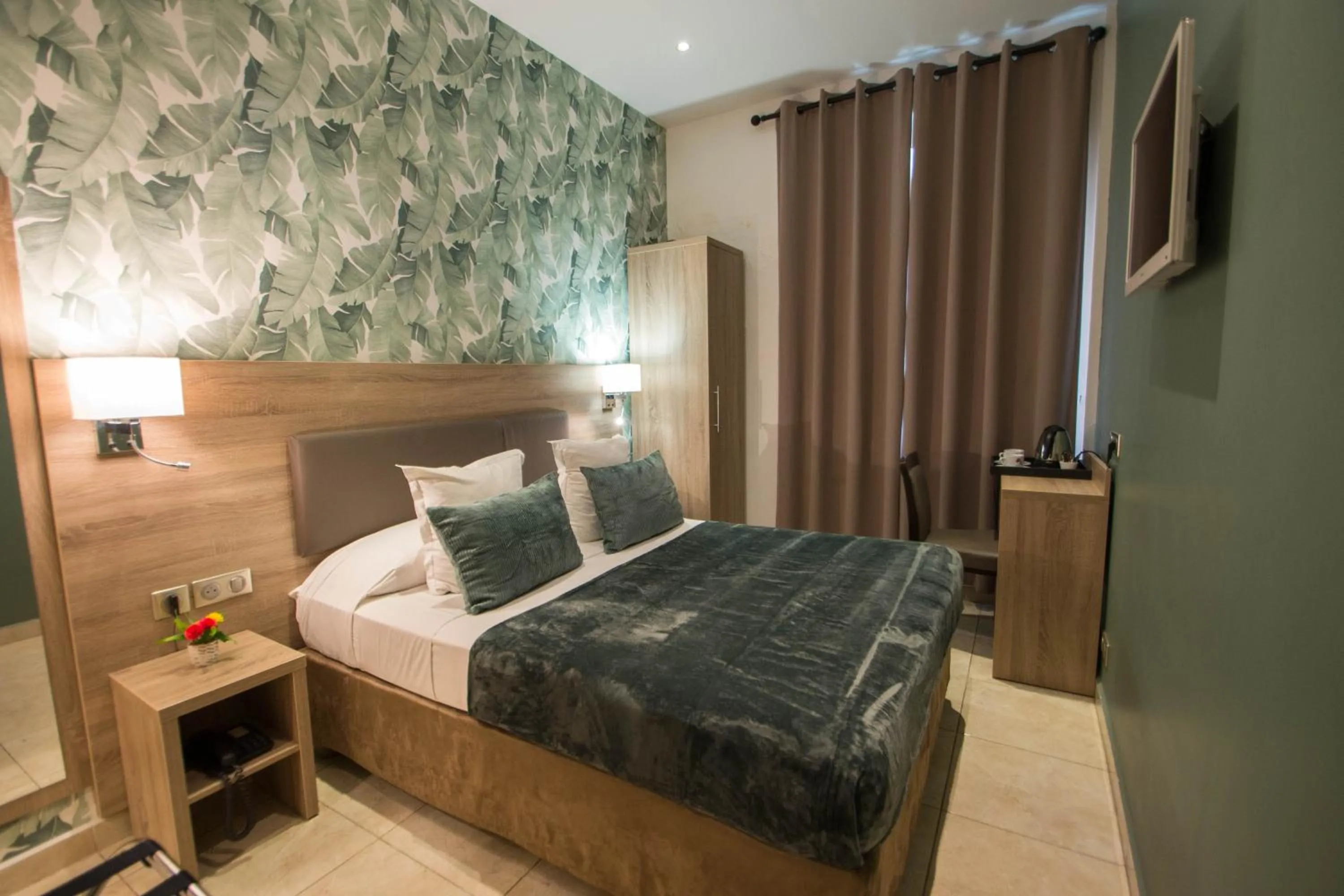 Photo of the whole room, Bed in Hôtel Parisien