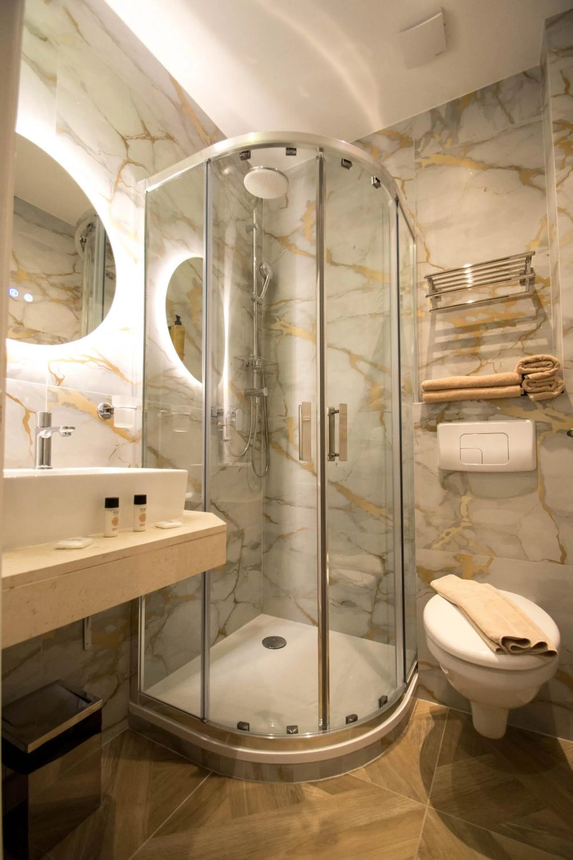 Shower in Hôtel Parisien
