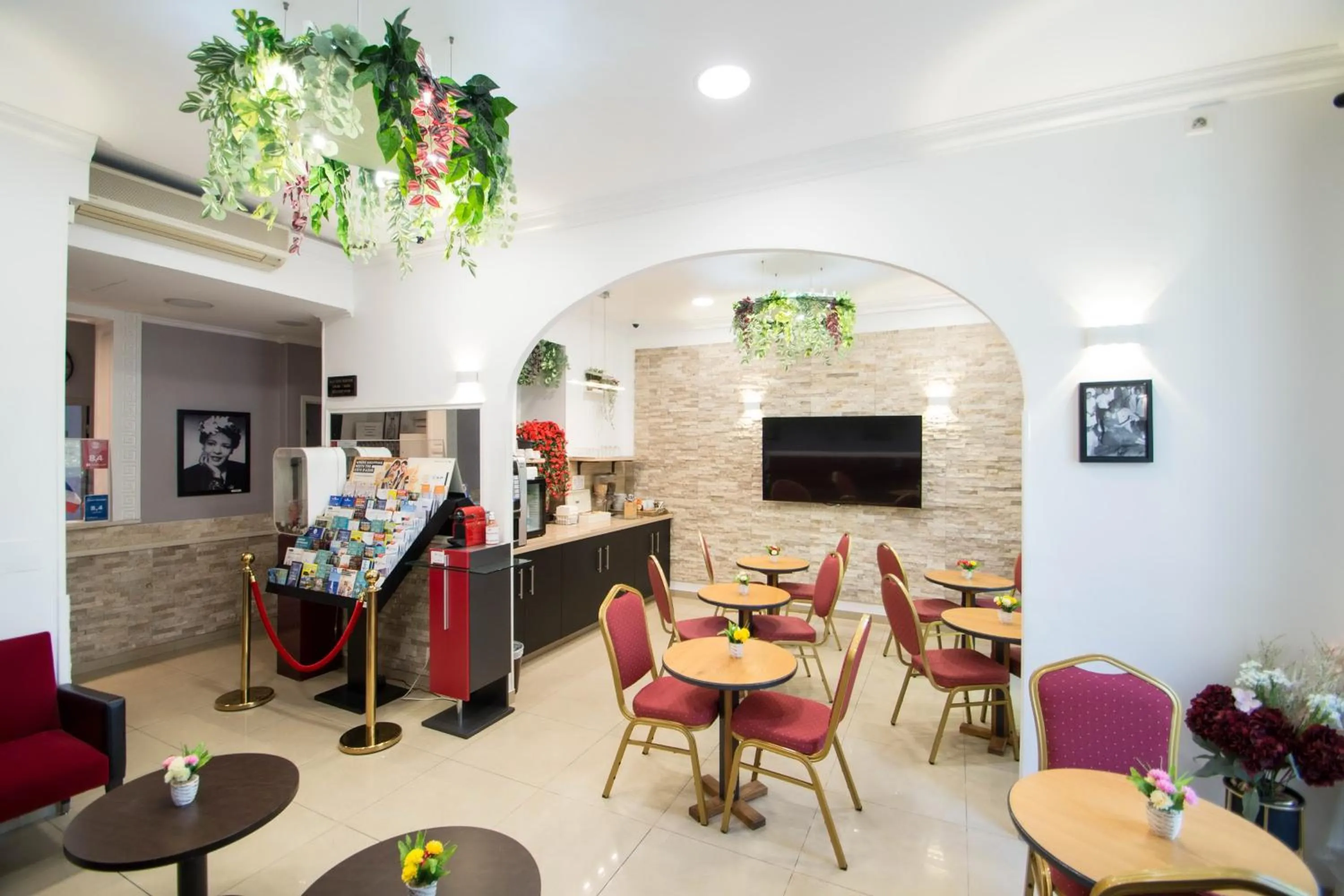 Buffet breakfast in Hôtel Parisien