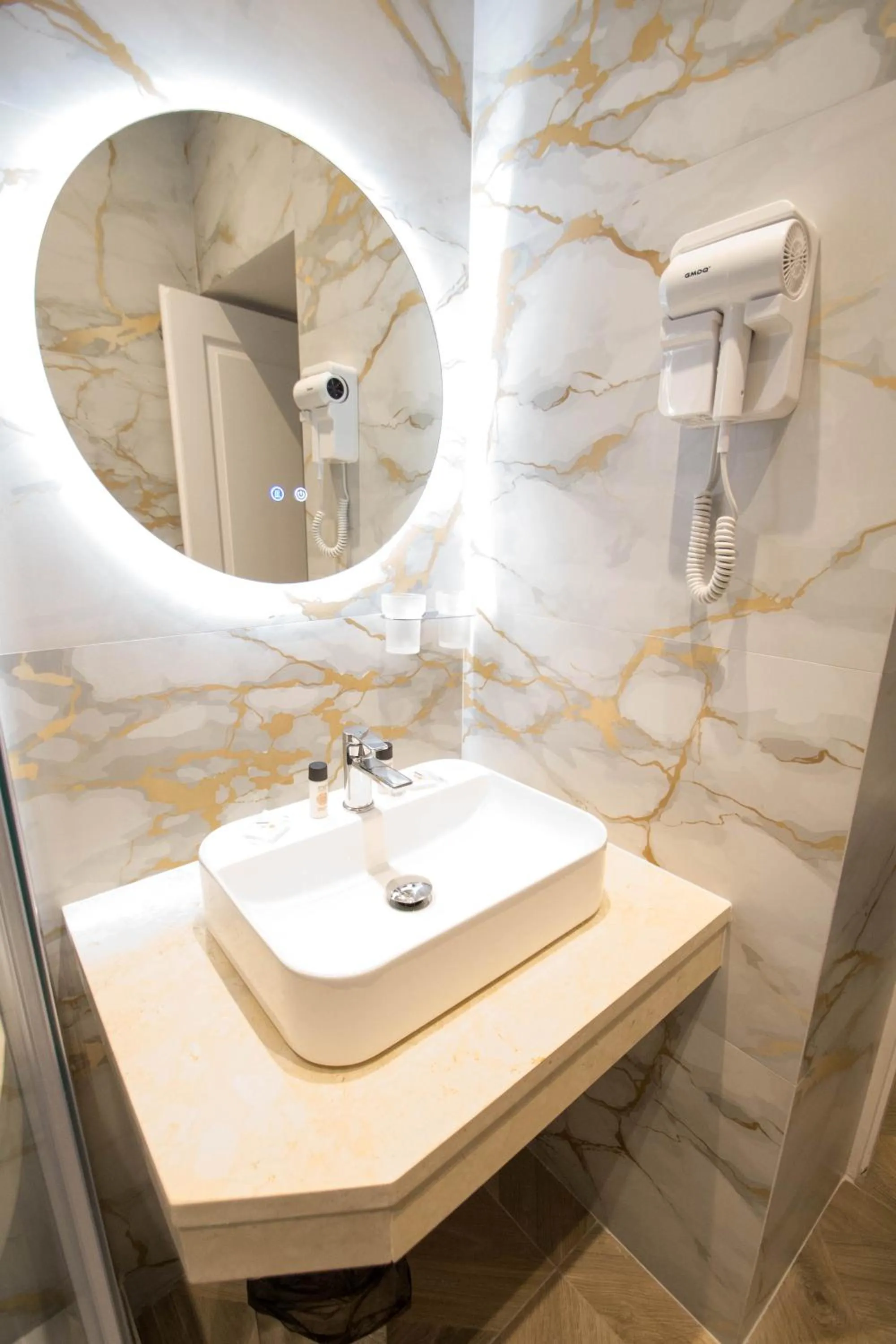 Bathroom in Hôtel Parisien