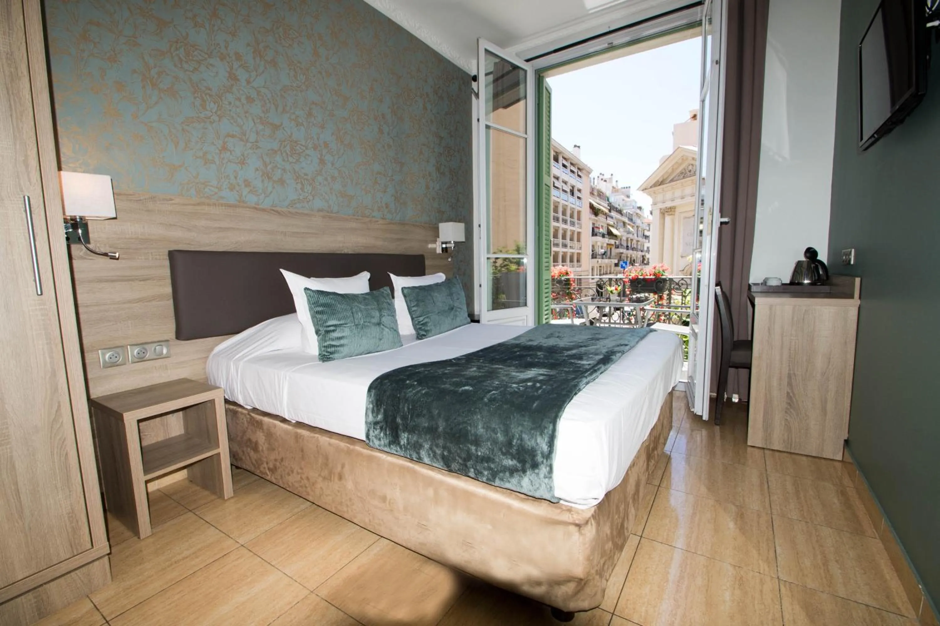 Photo of the whole room, Bed in Hôtel Parisien