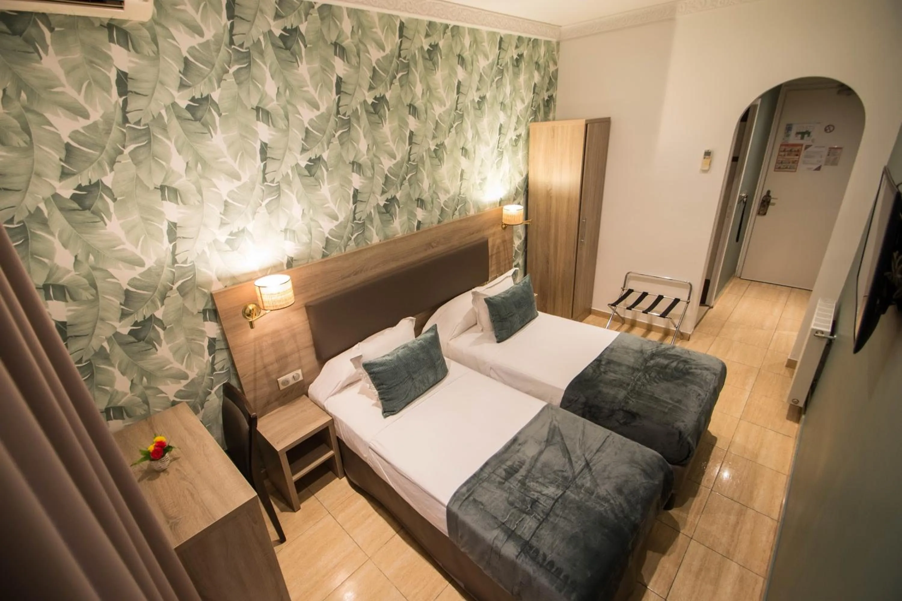 Photo of the whole room, Bed in Hôtel Parisien