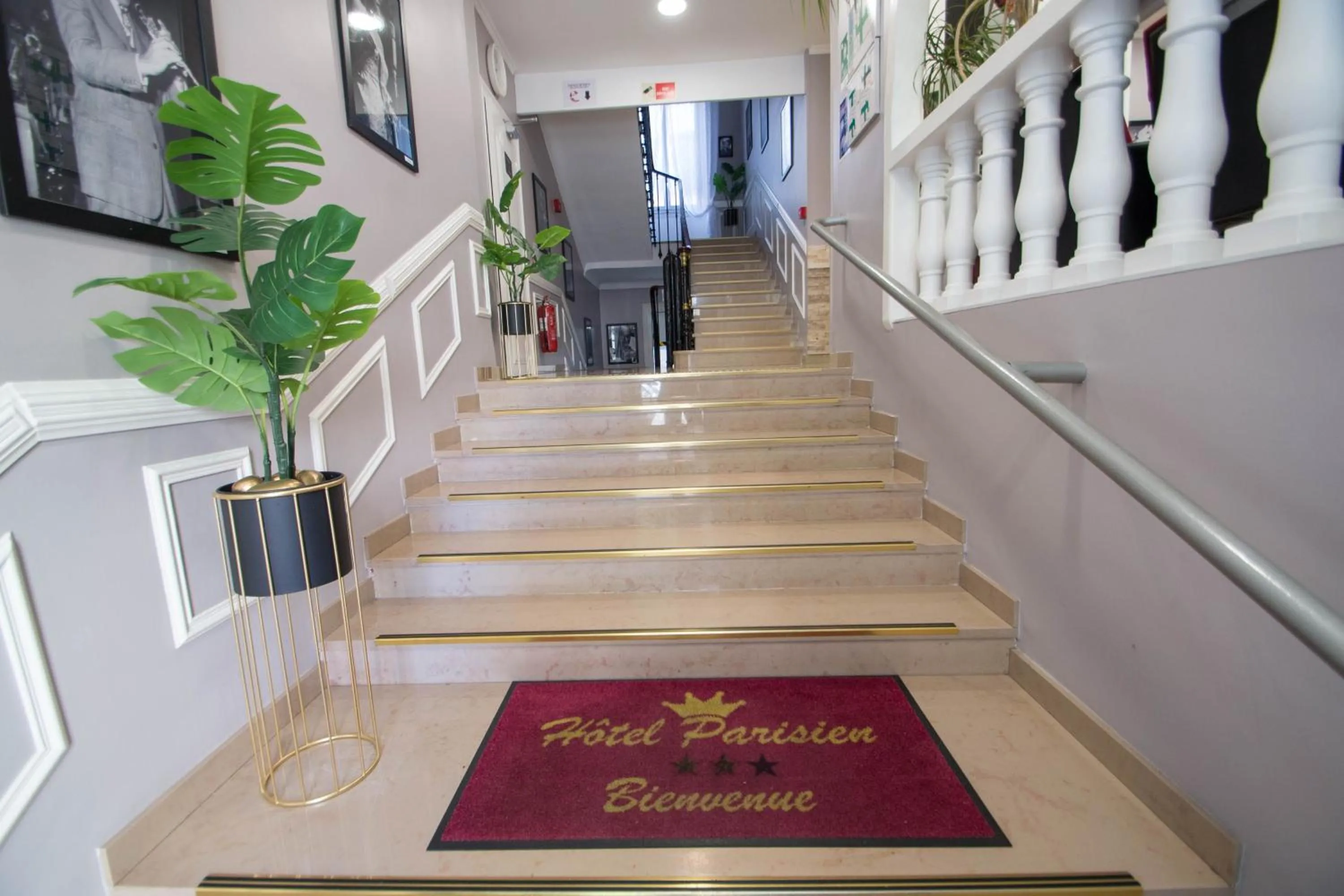 Facade/entrance in Hôtel Parisien